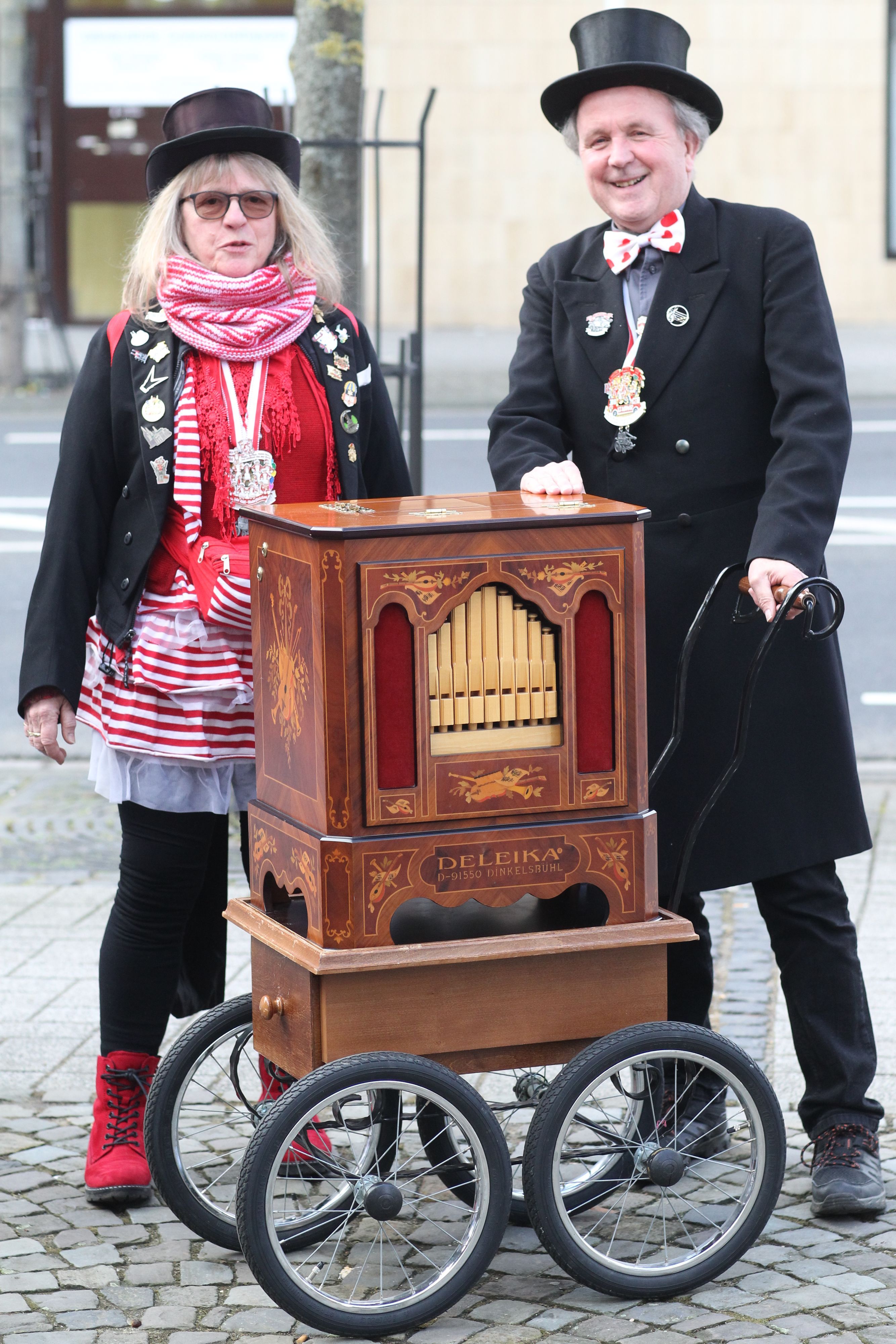 Ds Bild zeigt die Eheleute Hannelore und Max Kirschbaum mit einem Leierkasten.