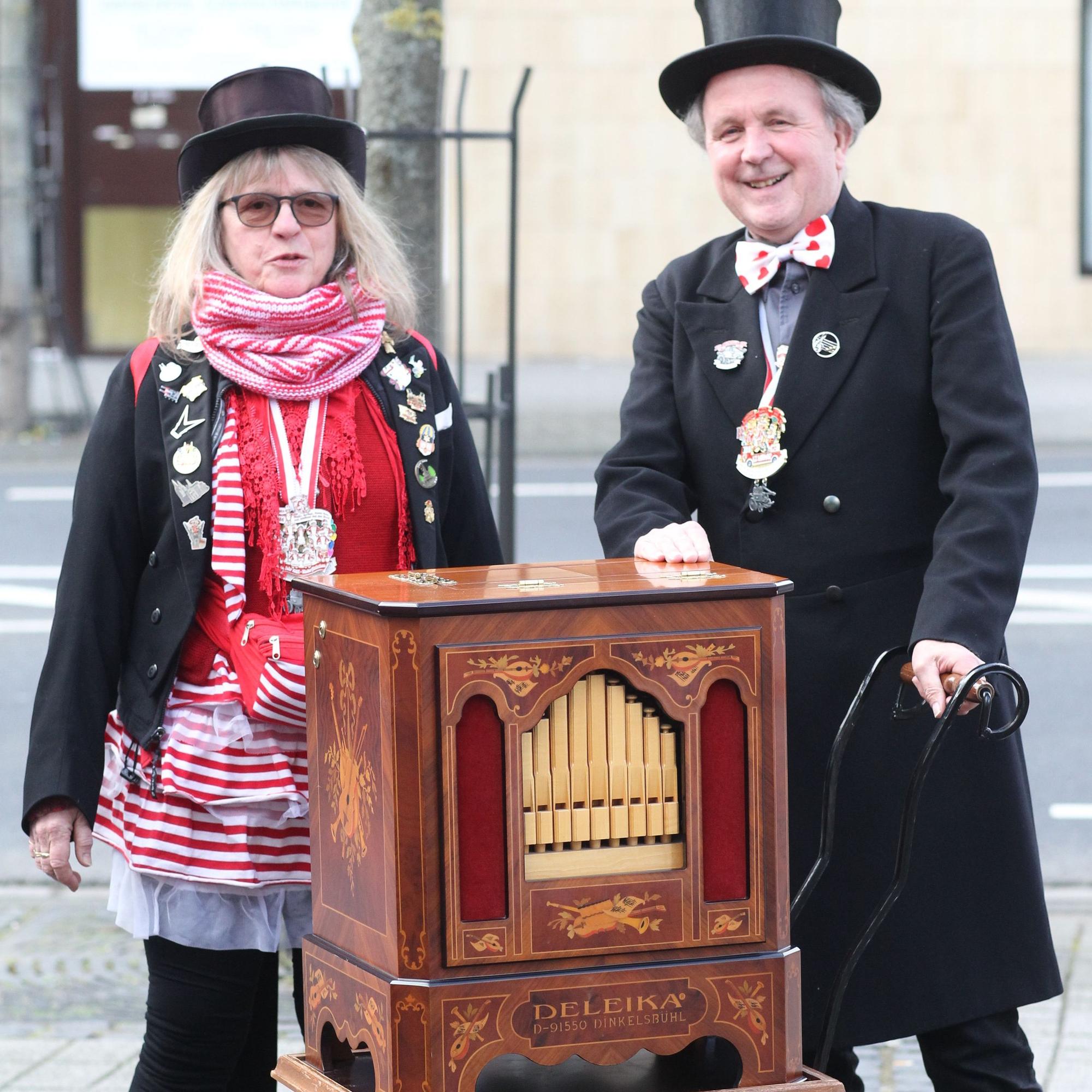 Ds Bild zeigt die Eheleute Hannelore und Max Kirschbaum mit einem Leierkasten.
