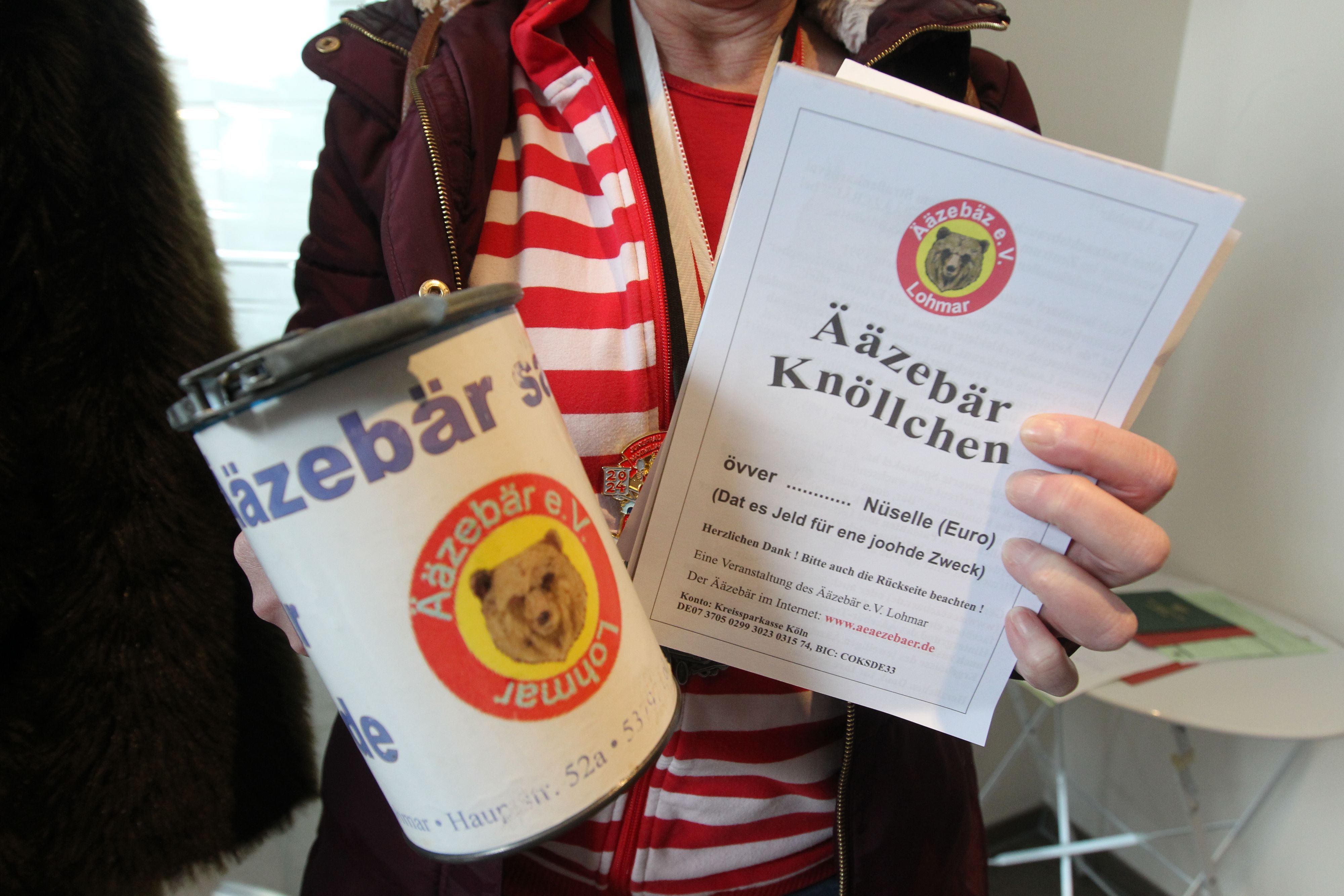 Auf der Sammelbüchse und auf dem Ääzebär-Knöllchen-Zettel prangt das Logo des Ääzebär-Vereins mit einem Bärenkopf.