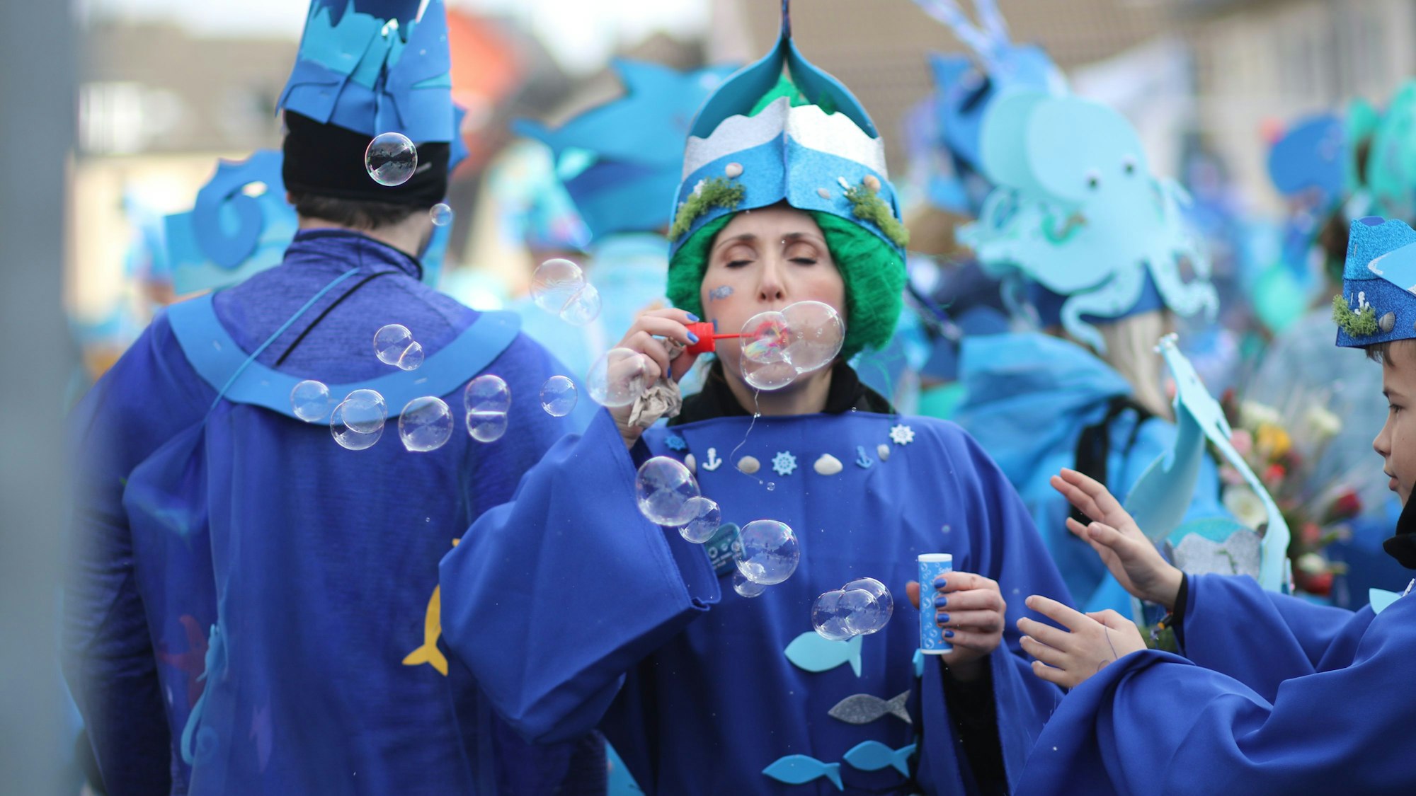 Farbenfroh und jeck: der Umzug am Karnevalsdienstag in Dellbrück. Mit dabei:  die Schülerinnen und Schüler der KGS Dellbrück.