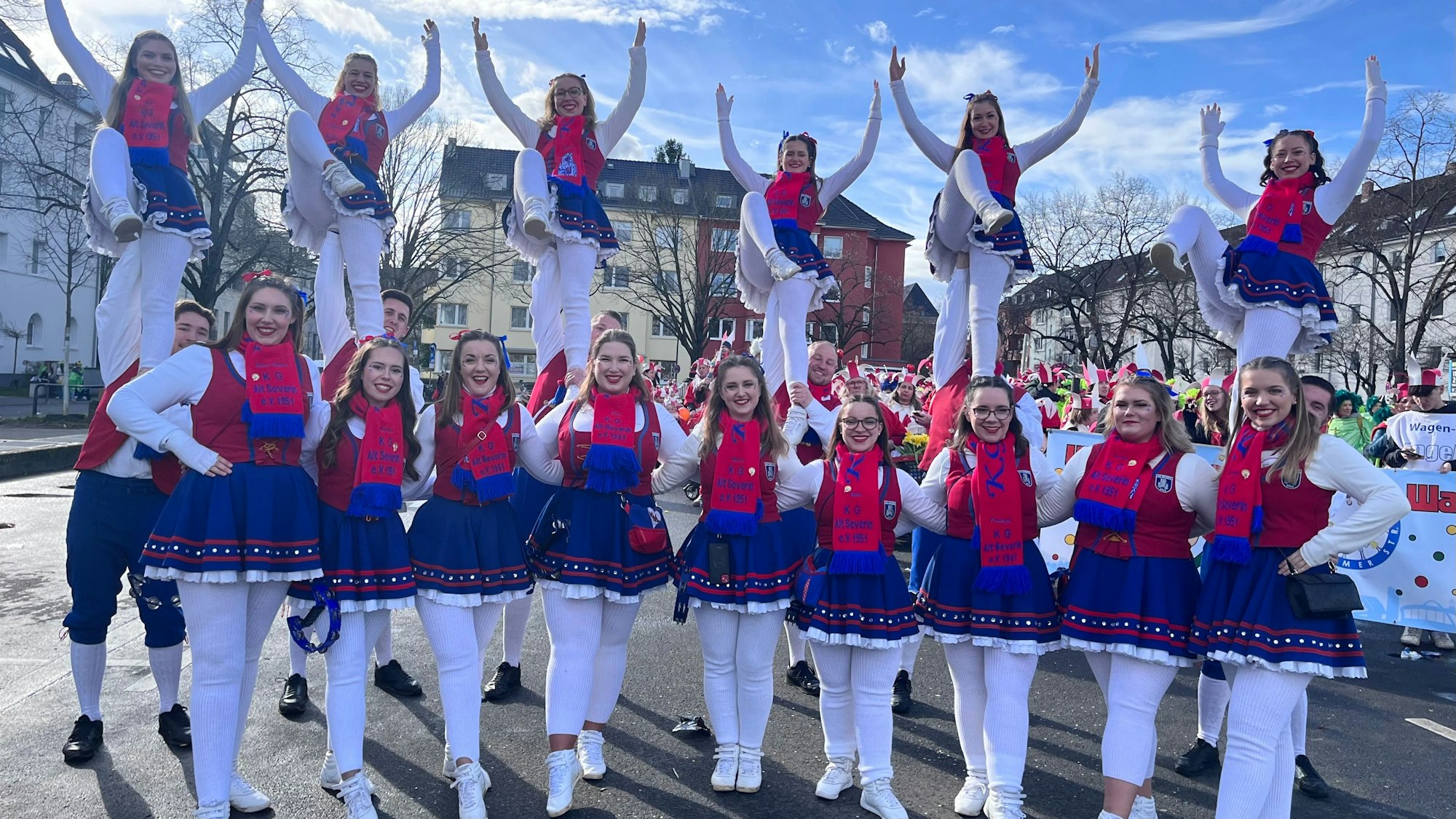 Die Tanzgruppe der „K.G. Alt Severin e.V. 1951“ zeigt eine Hebefigur.