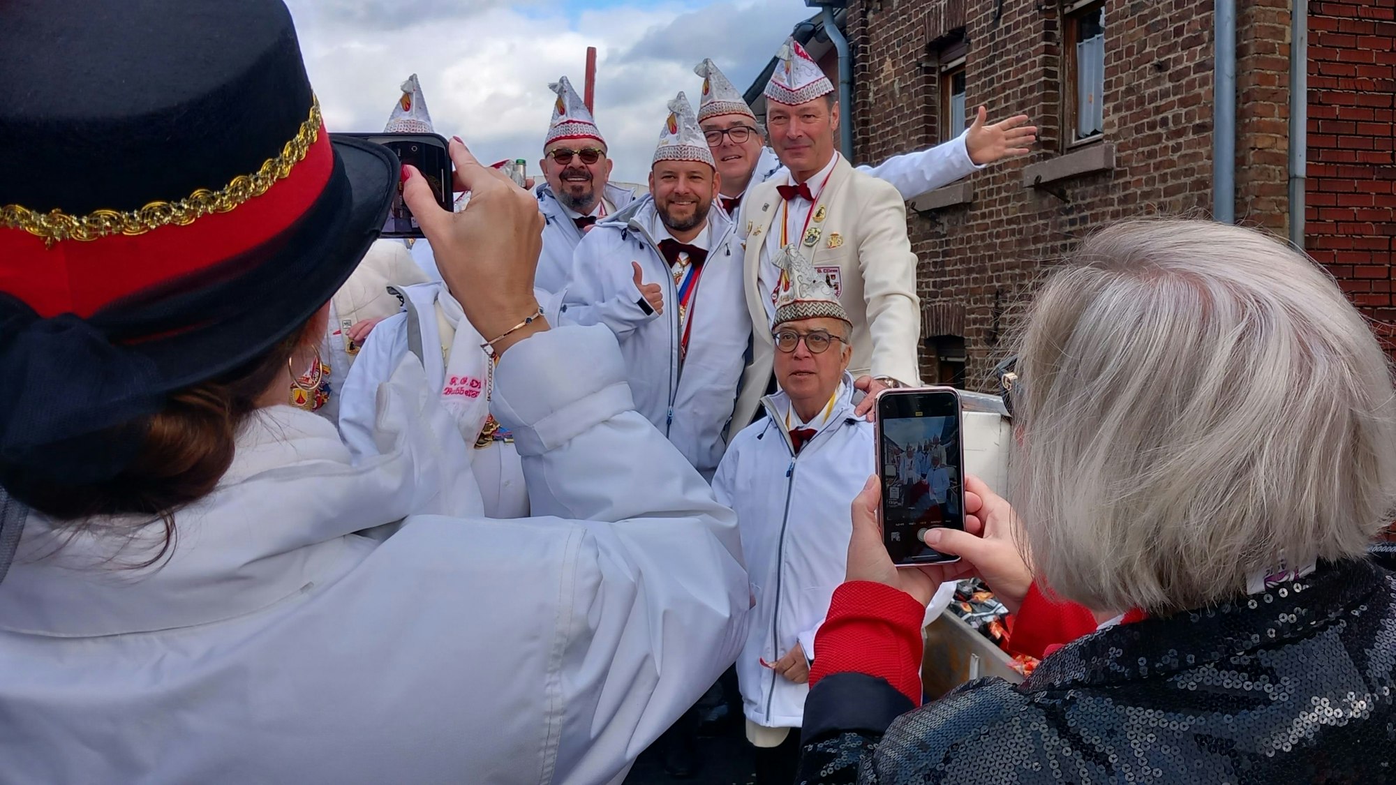 Bürgermeisterin Petra Kalkbrenner (r.) fotografiert als Senatoren-Frau ihren Mann Mario Mezger