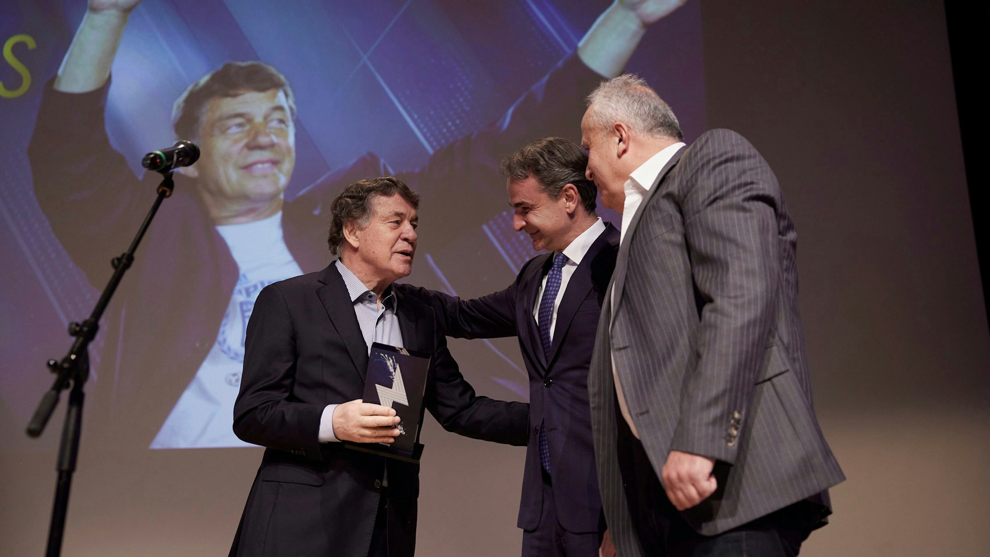 Otto Rehhagel (l), Ministerpräsidenten Kyriakos Mitsotakis (M) und Übersetzers Ioannis Topalidis (r).