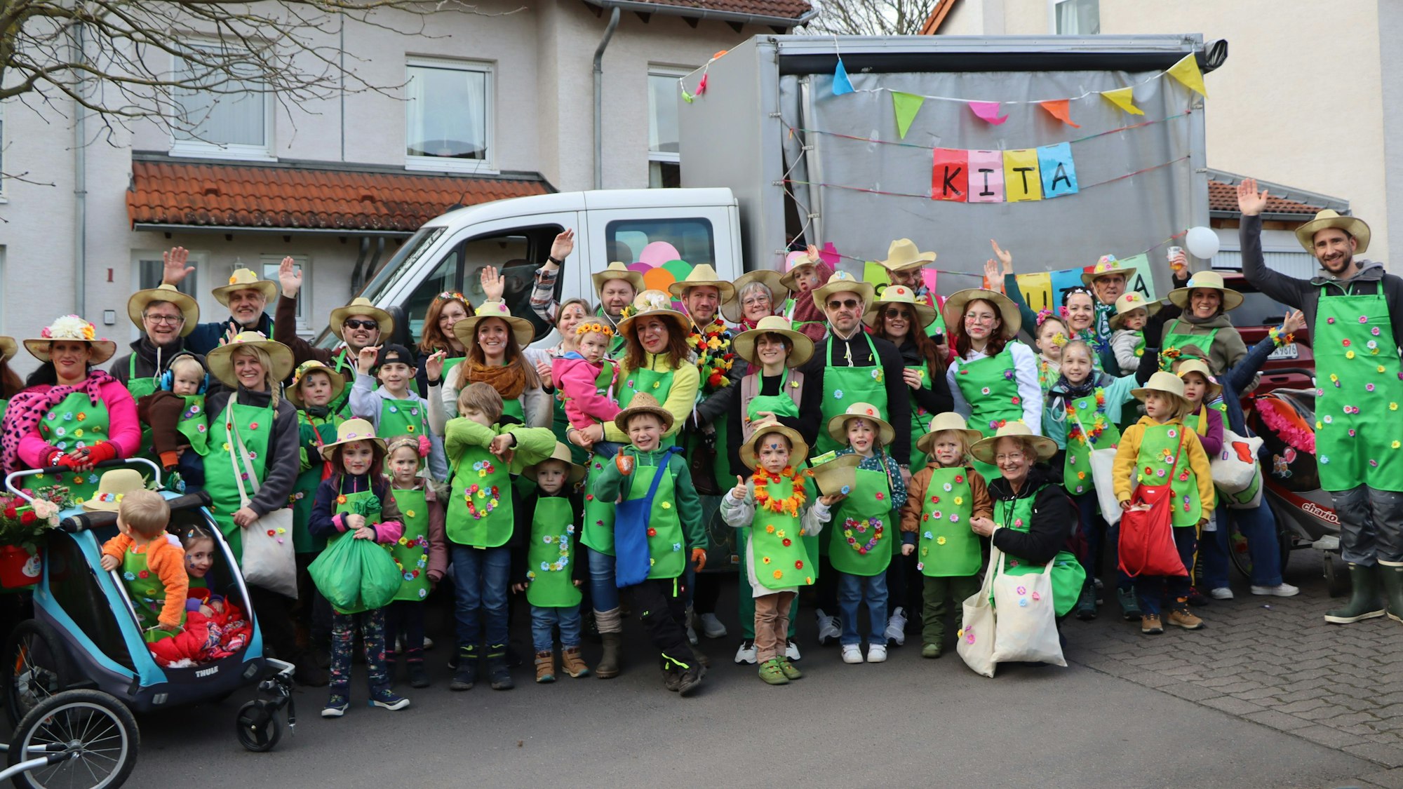 So sieht der Nachwuchs der Karnevalisten in Merten aus - Die Plänzche vom KiTa Luzia liefen fröhlich direkt vorne als „Zugspitze“ mit rund 60 Kindern und Erwachsenen im närrischen Treiben mit.