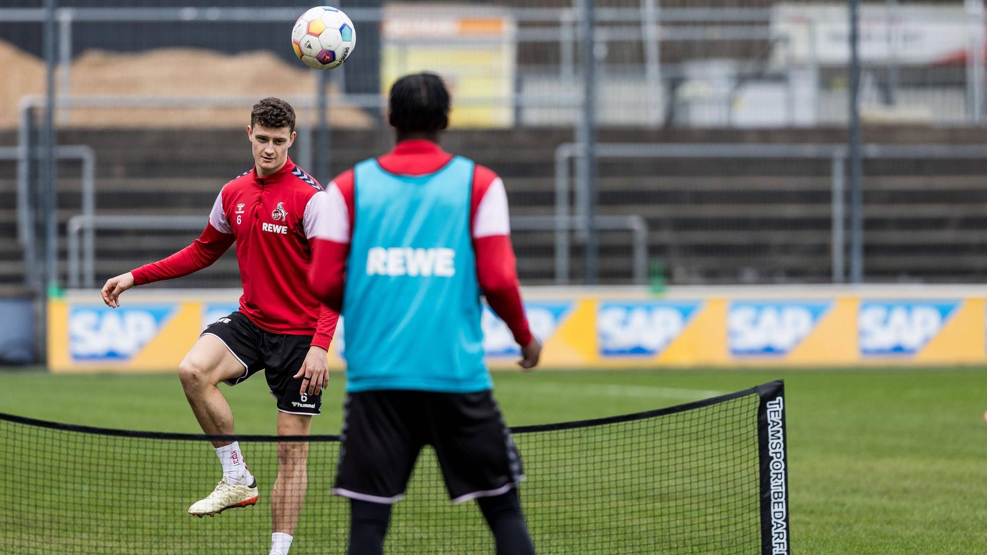 Eric Martel (l.) und Faride Alidou am Montag beim Training des 1. FC Köln im Franz-Kremer-Stadion.