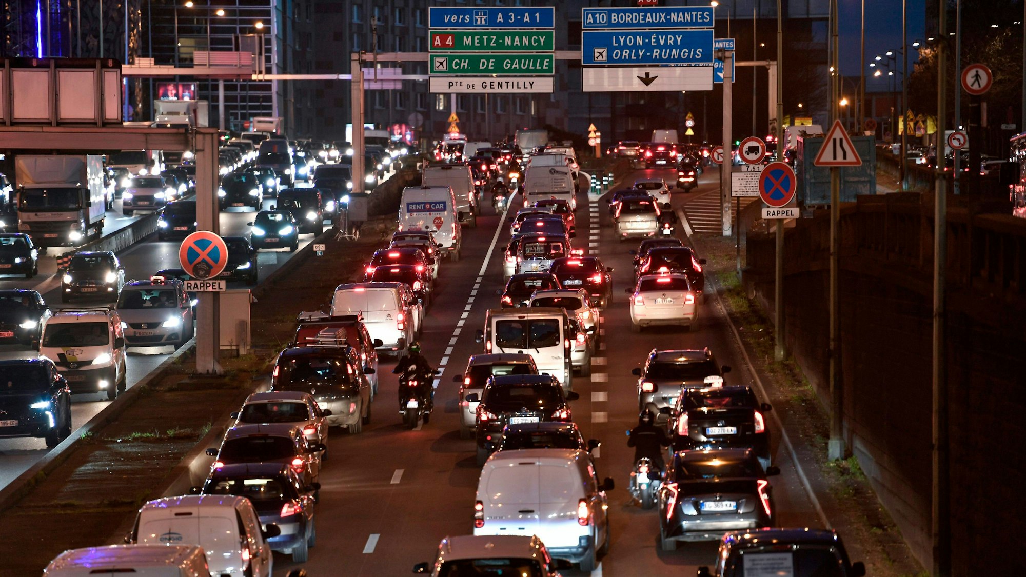 Die Stadtautobahn Boulevard Peripherique um Paris ist zu Beginn der Weihnachtszeit dicht befahren.