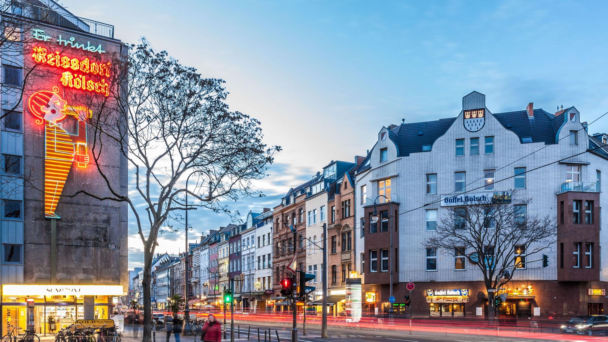 Seit 1968 leuchtet es an der Aachener Straße, für einige Wochen war es komplett abgeschaltet. Nun strahlt es wieder im alten Glanz: das Reissdorf-Männchen.