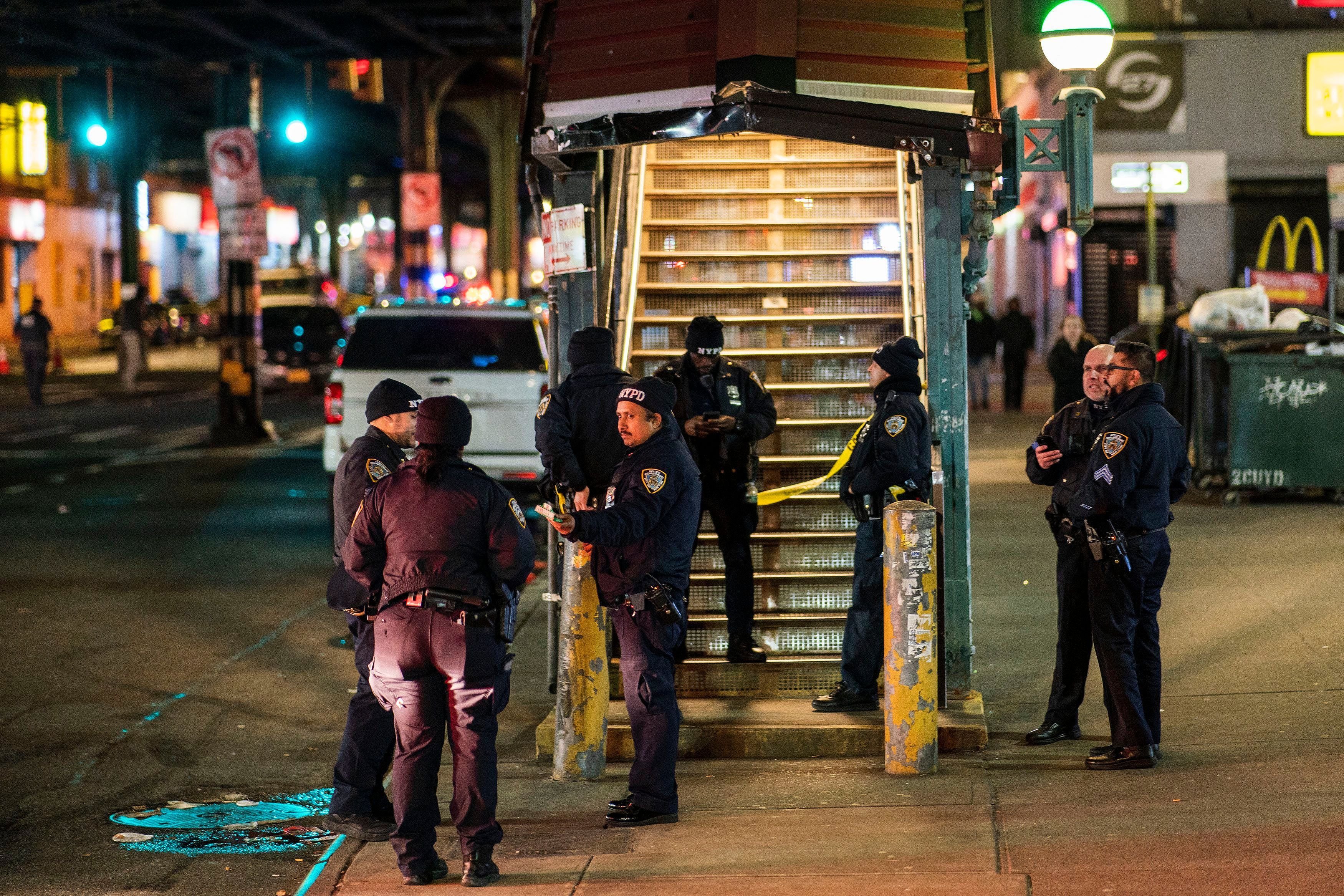 New Yorker Polizisten stehen nach Schüssen in der U-Bahn-Station Mount Eden im New Yorker Stadtbezirk Bronx.