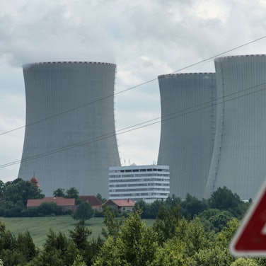 Ein Hinweisschild, aufgenommen vor den Kühltürmen des Atomkraftwerkes Temelin.
