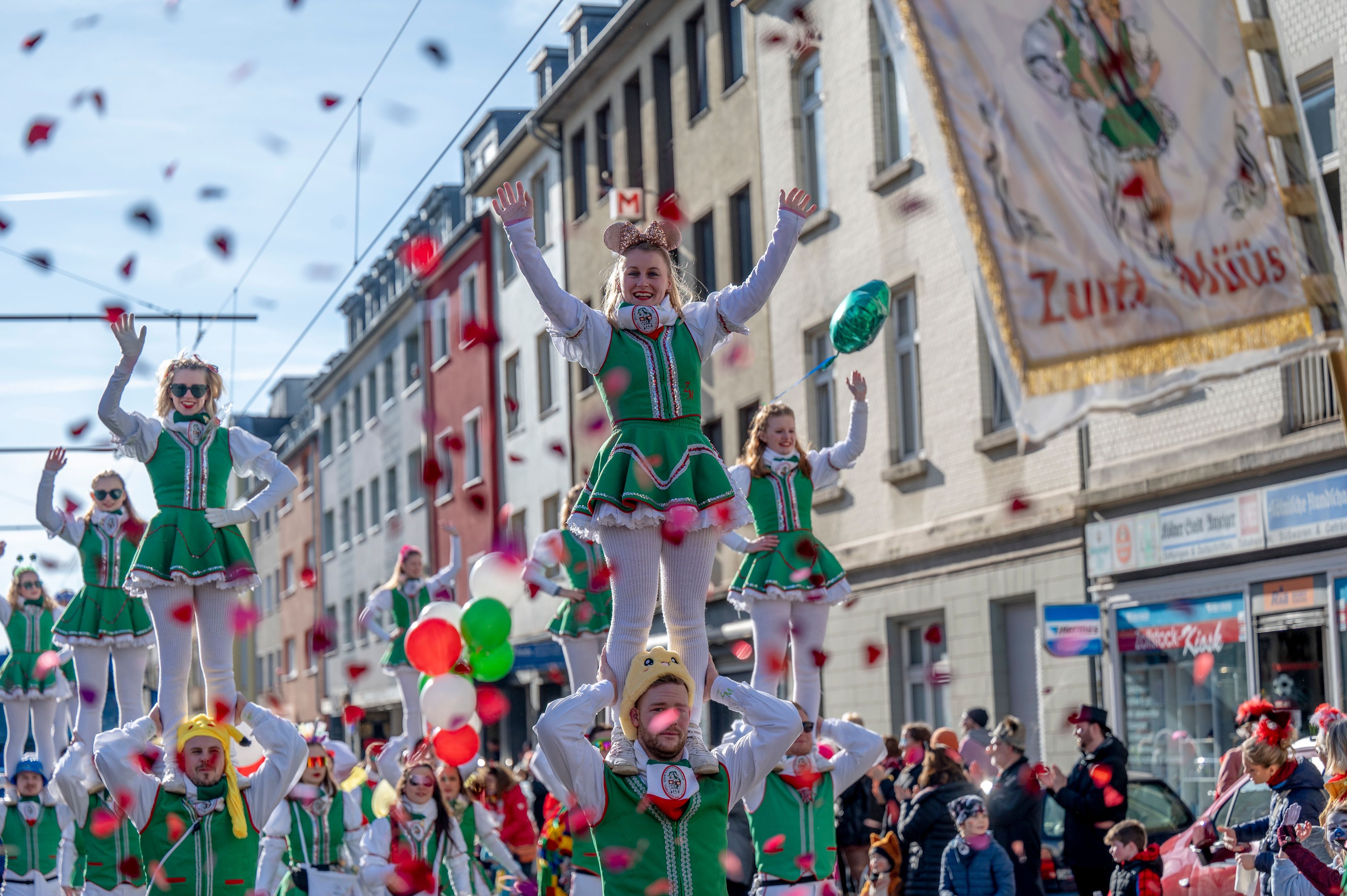 Teilnehmer beim Karnevalszug am Veilchendienstag 2024 in Köln-Zollstock. Der Vorsitzende der Freunde des Zollstocker Dienstagszuges, Michael Siegenbruck, erklärt die Gründe für die Absage.