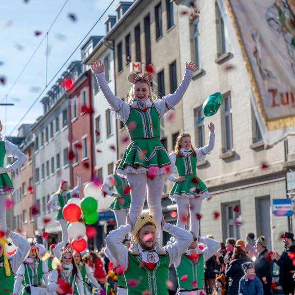 Teilnehmer beim Karnevalszug am Veilchendienstag 2024 in Köln-Zollstock. Der Vorsitzende der Freunde des Zollstocker Dienstagszuges, Michael Siegenbruck, erklärt die Gründe für die Absage.