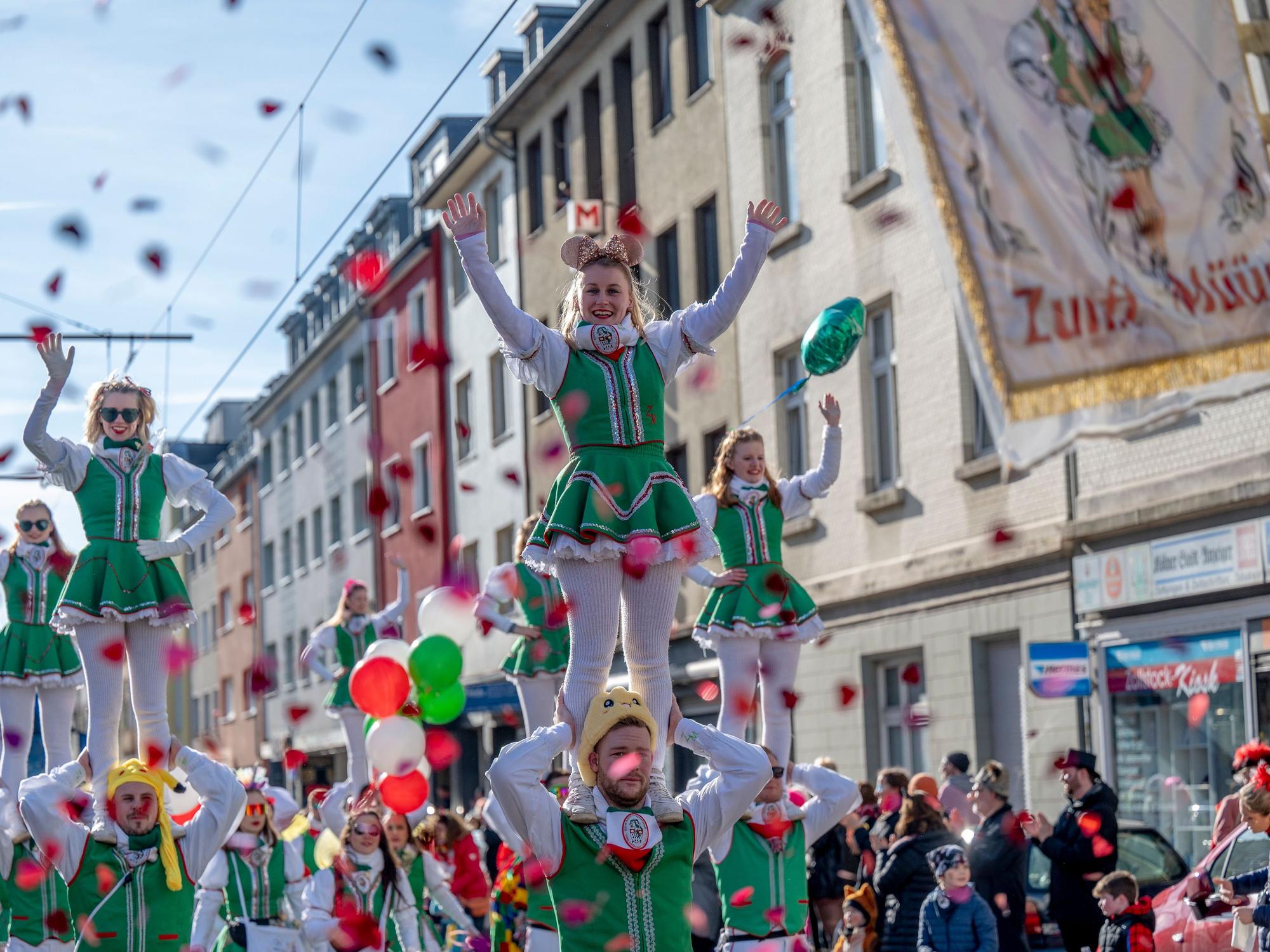 Teilnehmer beim Karnevalszug am Veilchendienstag 2024 in Köln-Zollstock. Der Vorsitzende der Freunde des Zollstocker Dienstagszuges, Michael Siegenbruck, erklärt die Gründe für die Absage.