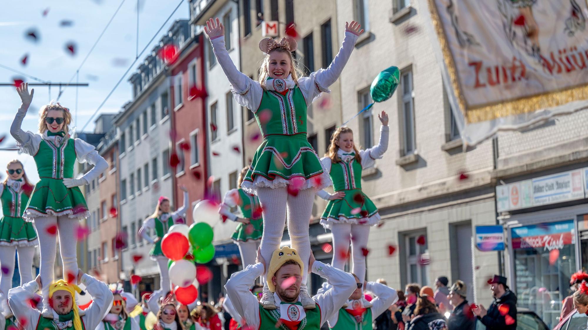 Teilnehmer beim Karnevalszug am Veilchendienstag 2024 in Köln-Zollstock. Der Vorsitzende der Freunde des Zollstocker Dienstagszuges, Michael Siegenbruck, erklärt die Gründe für die Absage.