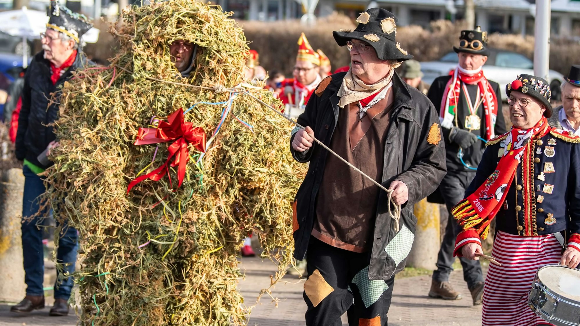 Stephan Taubert ließ sich in Kommern in Erbsenstroh wickeln und zog als Äerzebär durch die Straßen, um den Winter zu vertreiben. Äerzebär-Führer war Roland Conrads.