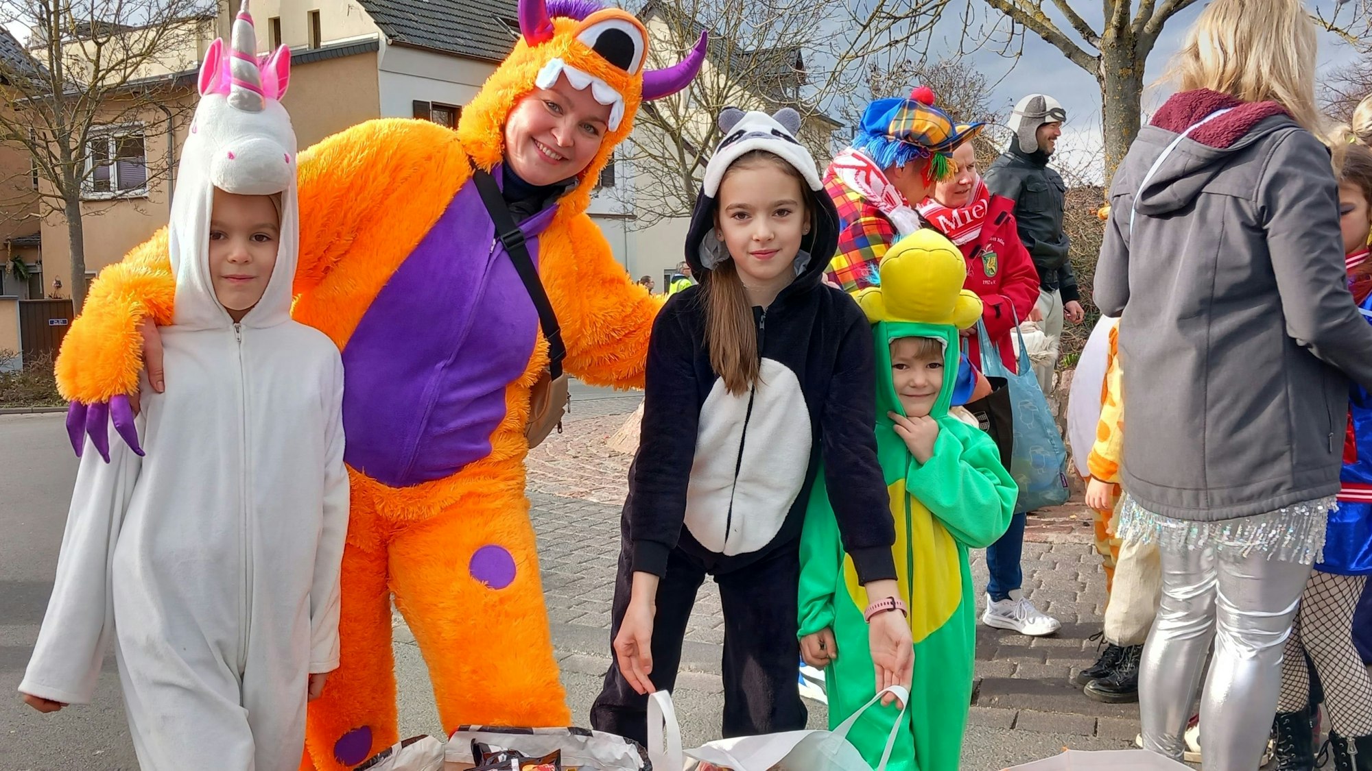 Einhorn, Monster, Panda und Drache sammeln fleißig