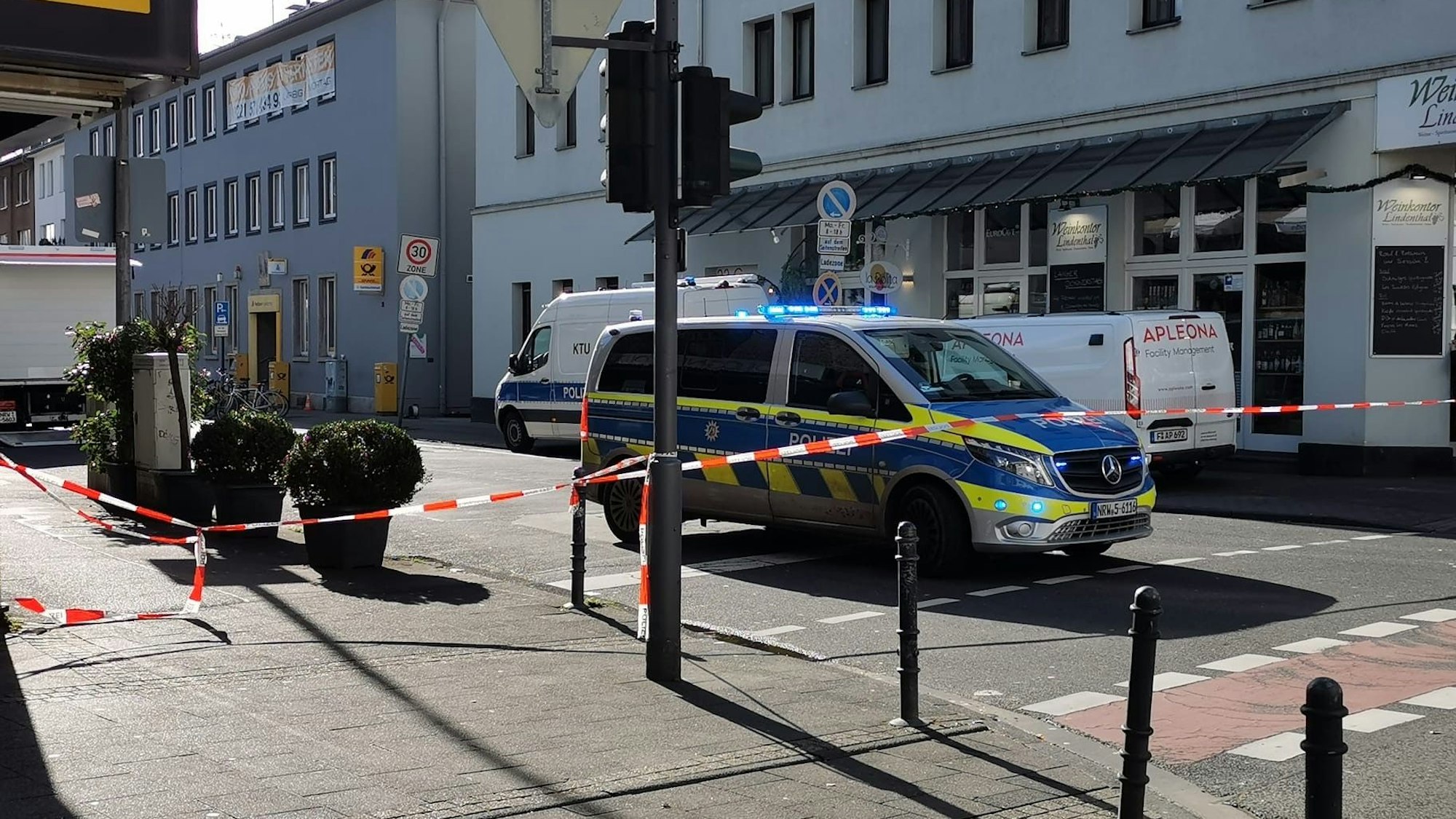 In Köln-Lindenthal ist am Dienstag ein Geldautomat gesprengt worden.