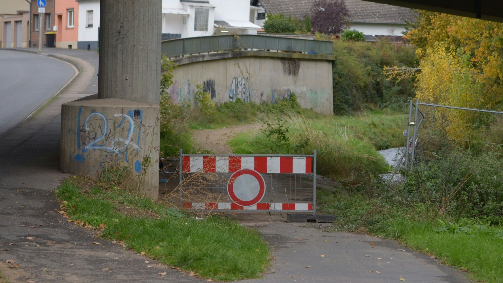 Der Erftradweg ist durch einen Sperrzaun mit Verkehrszeichen („Verbot der Einfahrt“) blockiert.