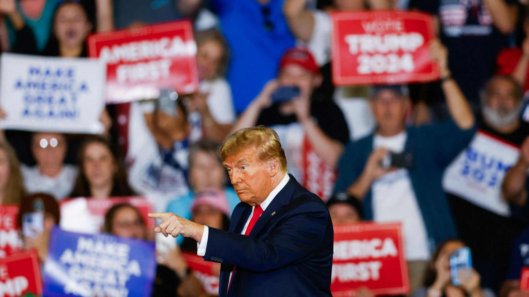 Der frühere US-Präsident Donald Trump zeigt bei einem Vorwahlkampfauftritt in Conway (South Carolina) in die Menge seiner Anhänger.