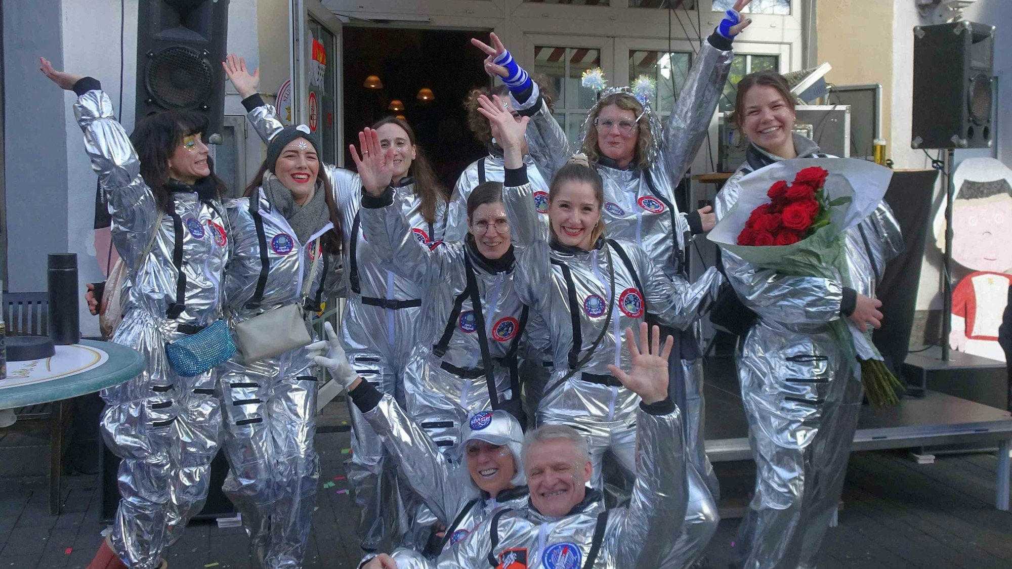Die Physiotherapeuten der Rheinbacher Praxis Activiver waren als Astronauten verkleidet, Motto: ‚Durch Raum und Zeit - Beweglichkeit‘.