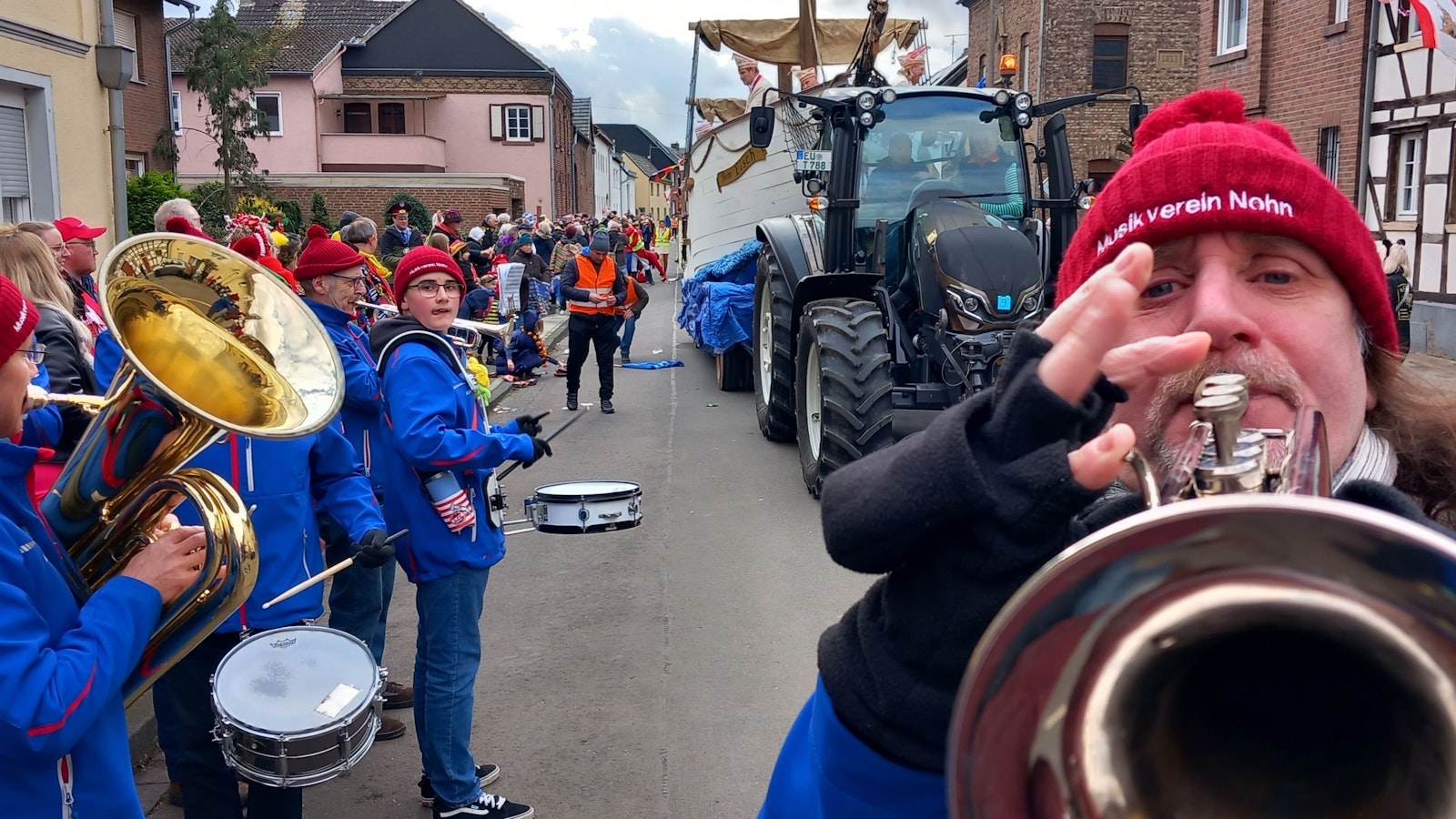 Die Blasmusik aus Nohn spielte vom Zugrand mit