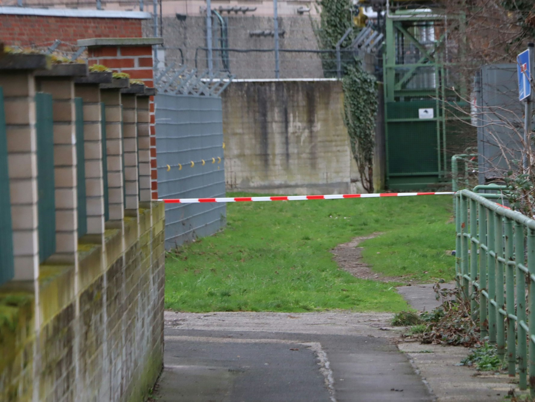 Das Bild zeigt einen Weg, der mit Flatterband abgesperrt ist.