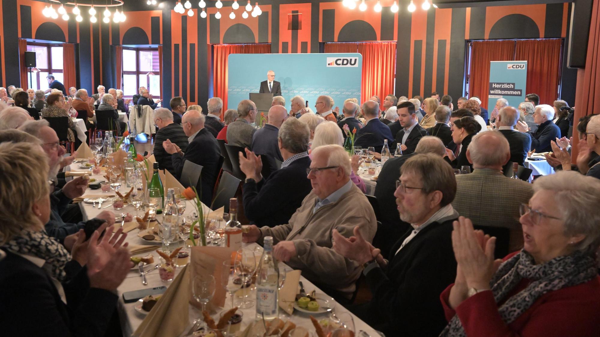 Dicht gedrängt sitzen Menschen im Spiegelsaal des Gladbacher Bürgerhauses Bergischer Löwe beim Politischen Aschermittwoch der CDU Rhein-Berg.