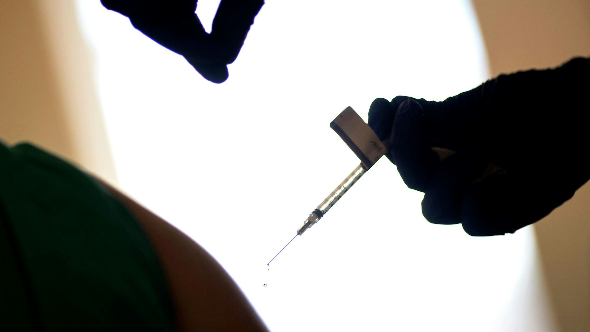 Eine Person wird geimpft.