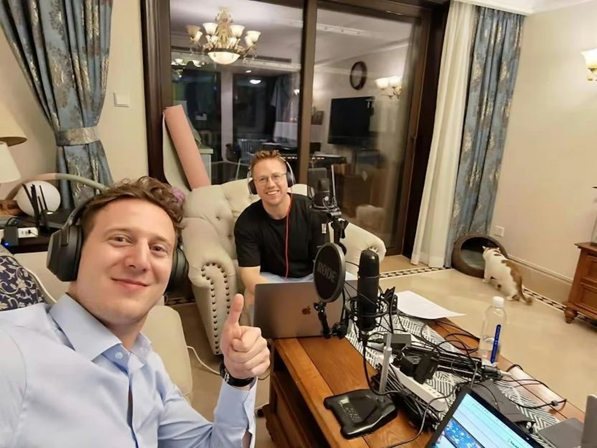 Thomas Derksen und Daniel Maib bei der Aufnahme ihres Podcasts „Made in China“.