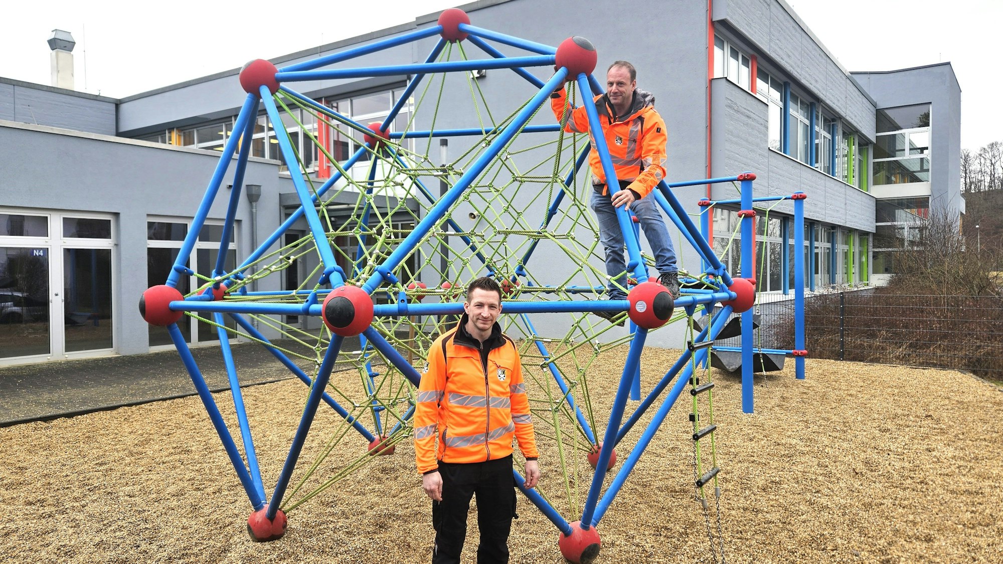 Florian Marx steht vor und Frank Klinkhammer auf einem Klettergerät.