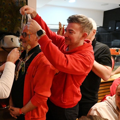 Gemünds Prinz Carlos Emunds steht in der Mitte, vor und hinter ihm Präsident René Gerhards und Vorsitzender Andreas Mertens, die ihm um Mitternacht in der Nacht zum Aschermittwoch die Prinzenkette ausziehen.