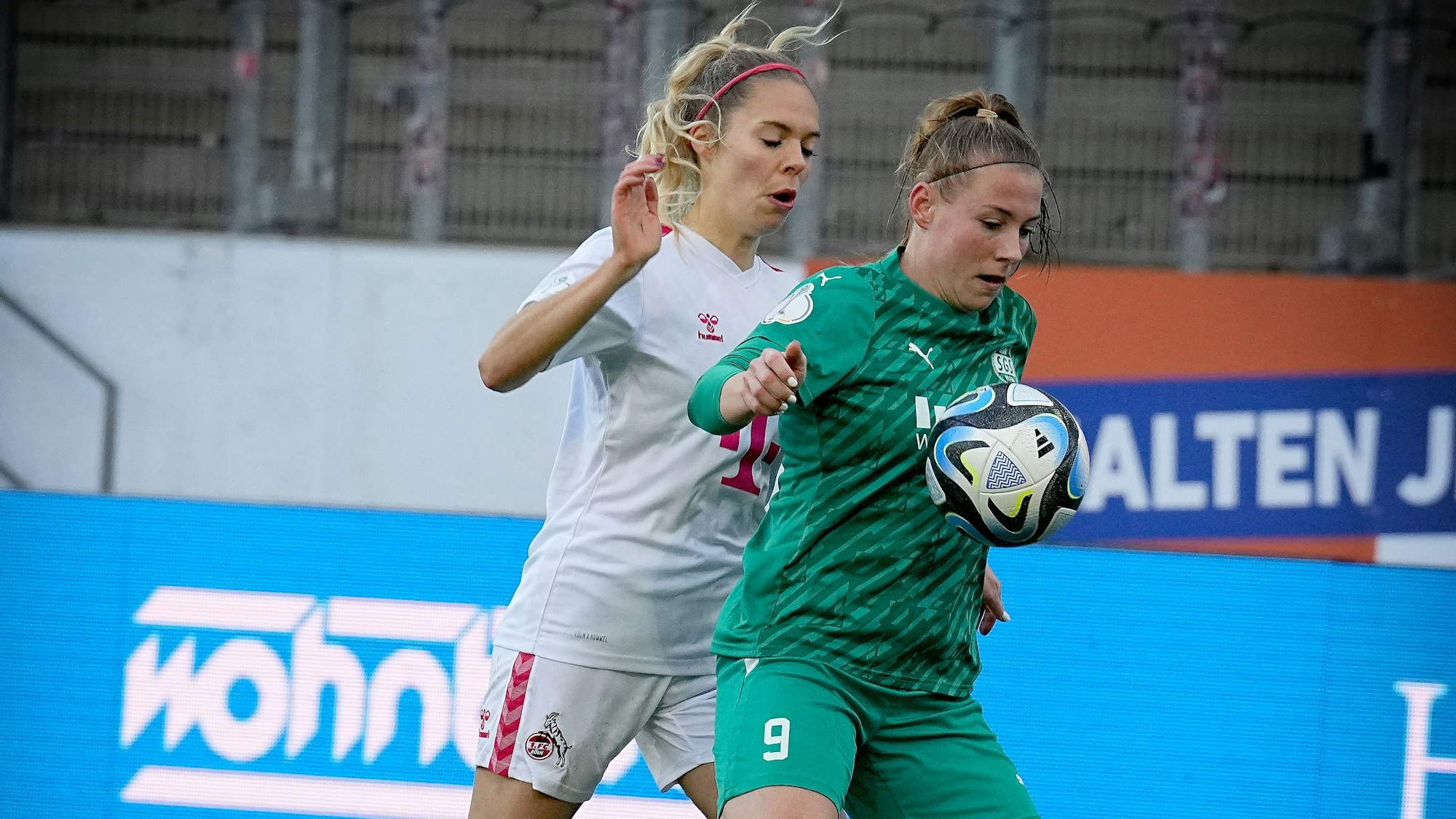 Ramona Maier von der SGS Essen im DFB-Pokalspiel der Frauen gegen Meike Meßmer vom 1. FC Köln. Das Spiel SGS Essen gegen 1. FC Köln endete am 25.11. 2023 mit 4:3 im Stadion Essen an der Hafenstraße 97a.
Michael Gohl / FUNKE Foto Services