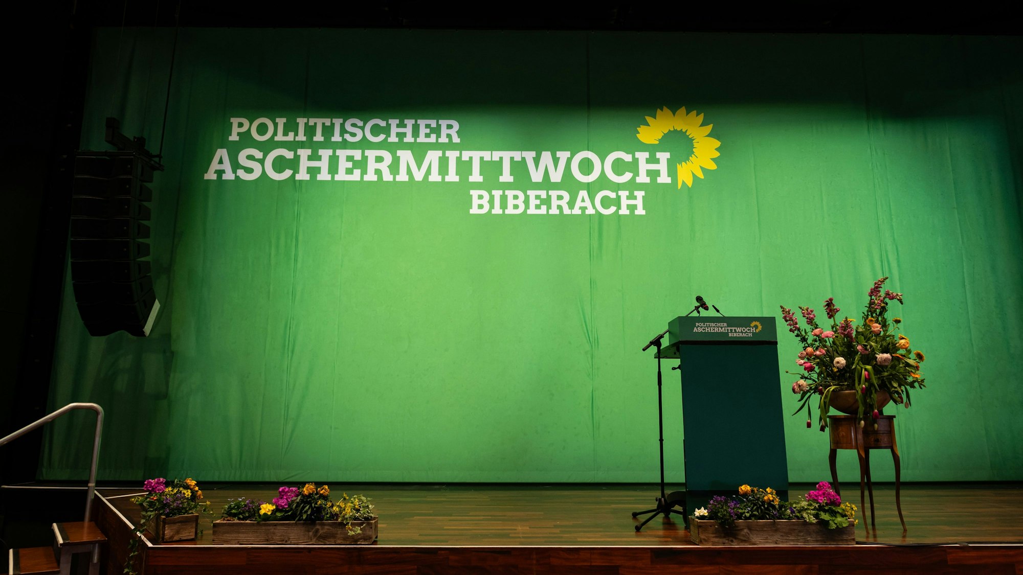 Die leere Bühne ist beim politischen Aschermittwoch der baden-württembergischen Grünen in der Stadthalle in Biberach an der Riß zu sehen.