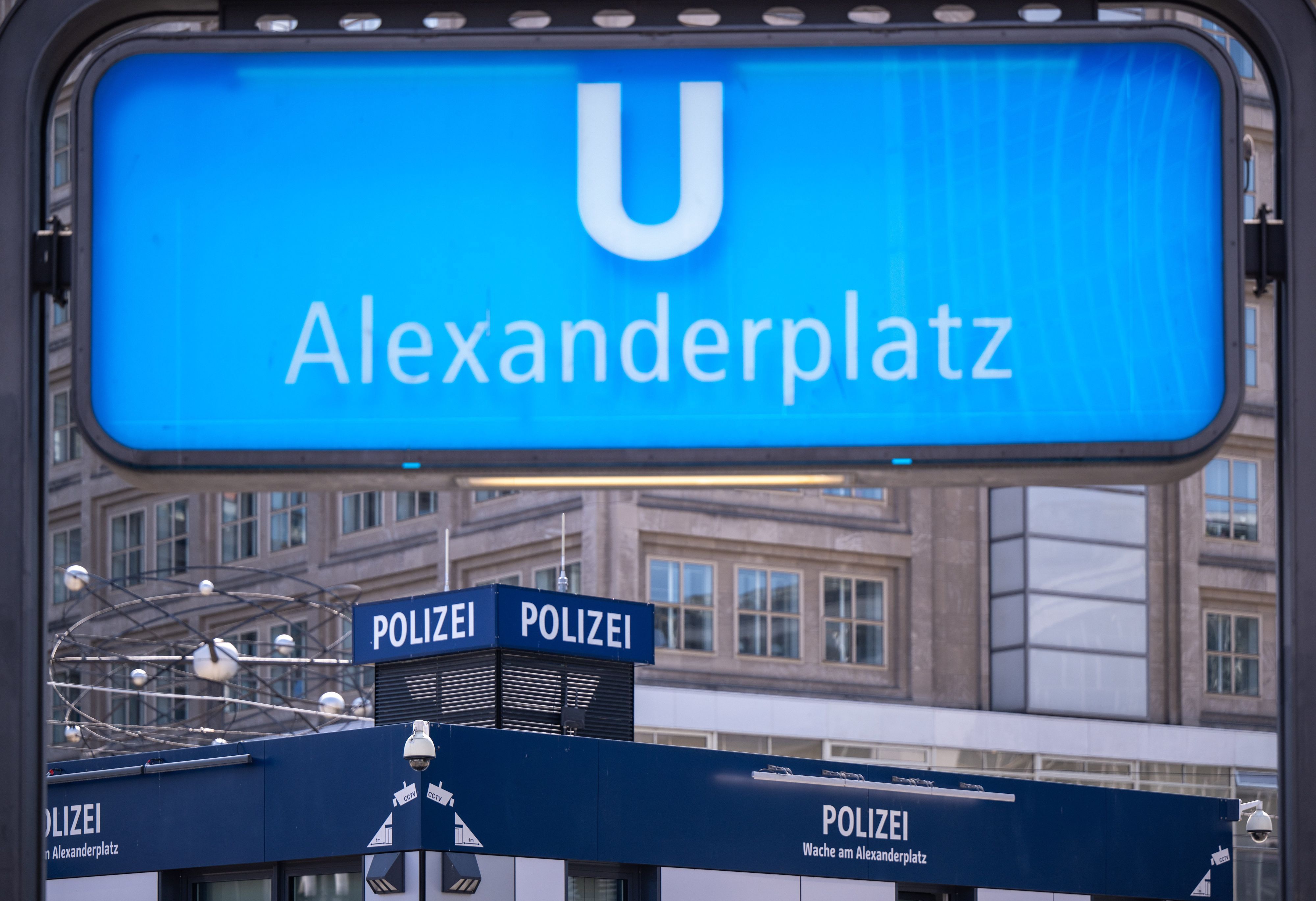 ARCHIV - 18.08.2023, Berlin: Blick auf die Polizeiwache auf dem Alexanderplatz (zu dpa: «Anklage gegen vier Polizisten der Berliner «Alex-Wache»») Foto: Monika Skolimowska/dpa +++ dpa-Bildfunk +++
