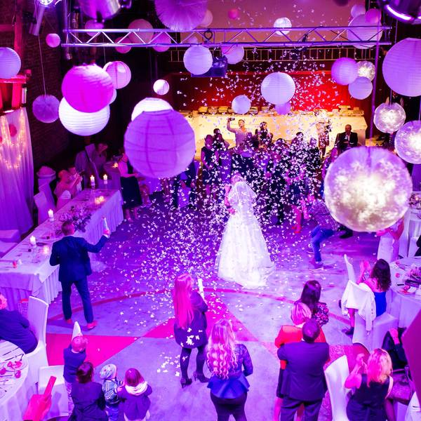 Es ist eine Scheune zu sehen, in der alles für eine Hochzeit hergerichtet ist.