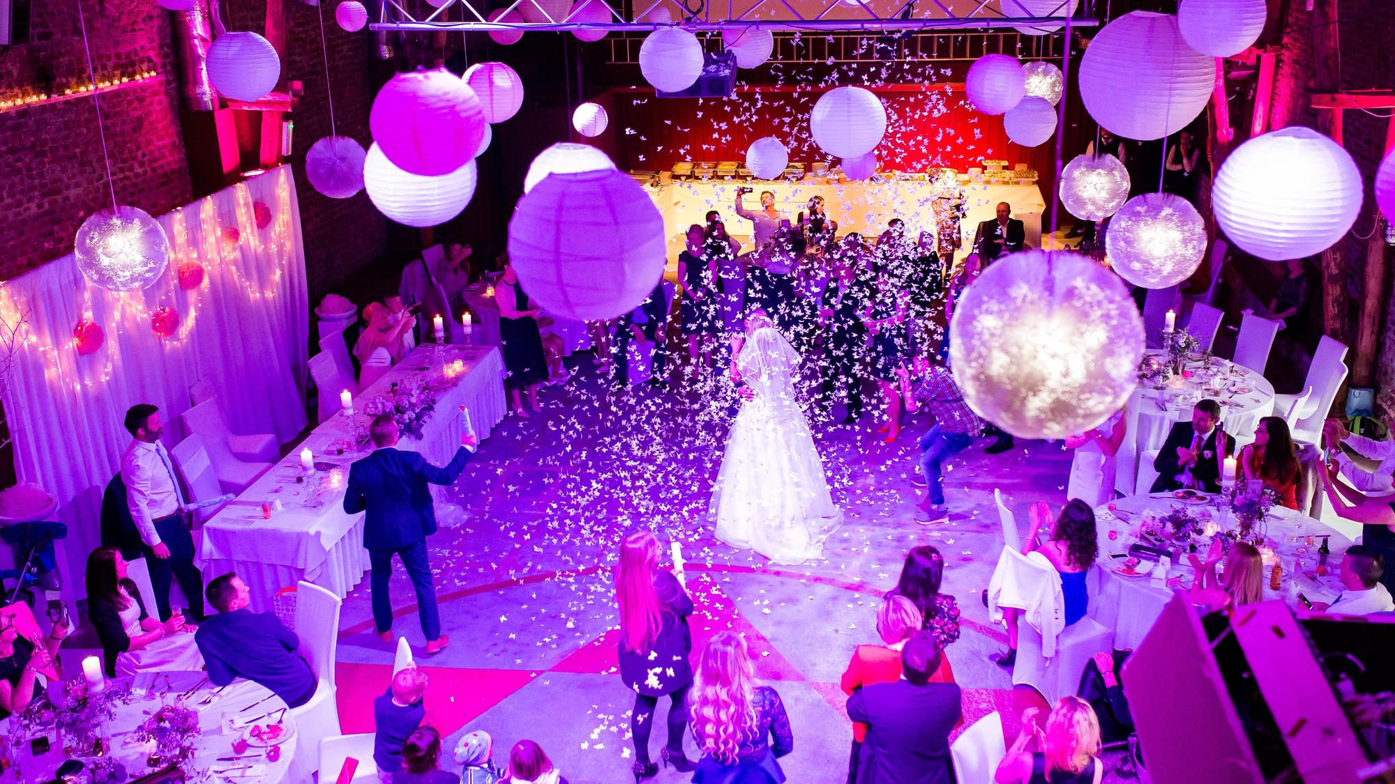 Es ist eine Scheune zu sehen, in der alles für eine Hochzeit hergerichtet ist.