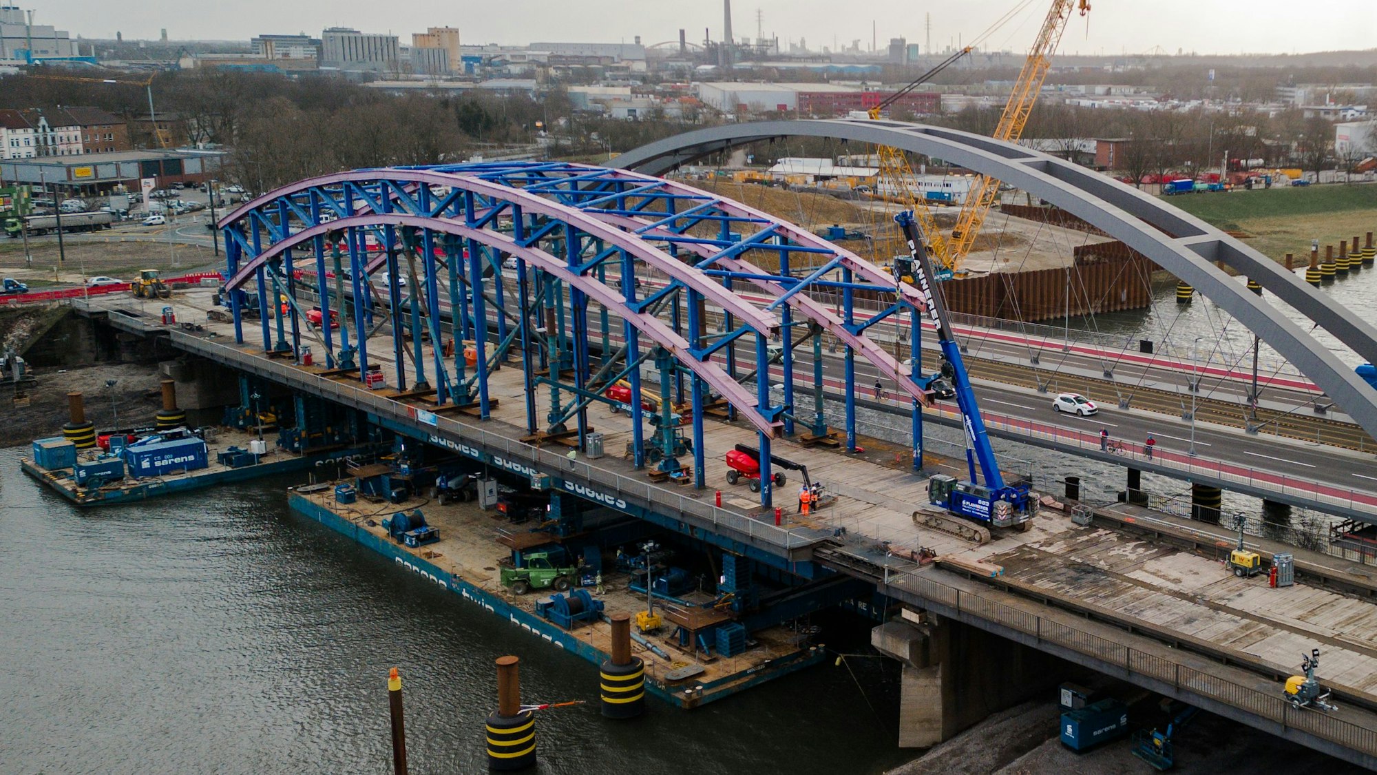 Demontage der Karl-Lehr-Brücke in Duisburg. Es handelt sich um ein originales Bogensegment der früheren Kölner Hohenzollernbrücke.