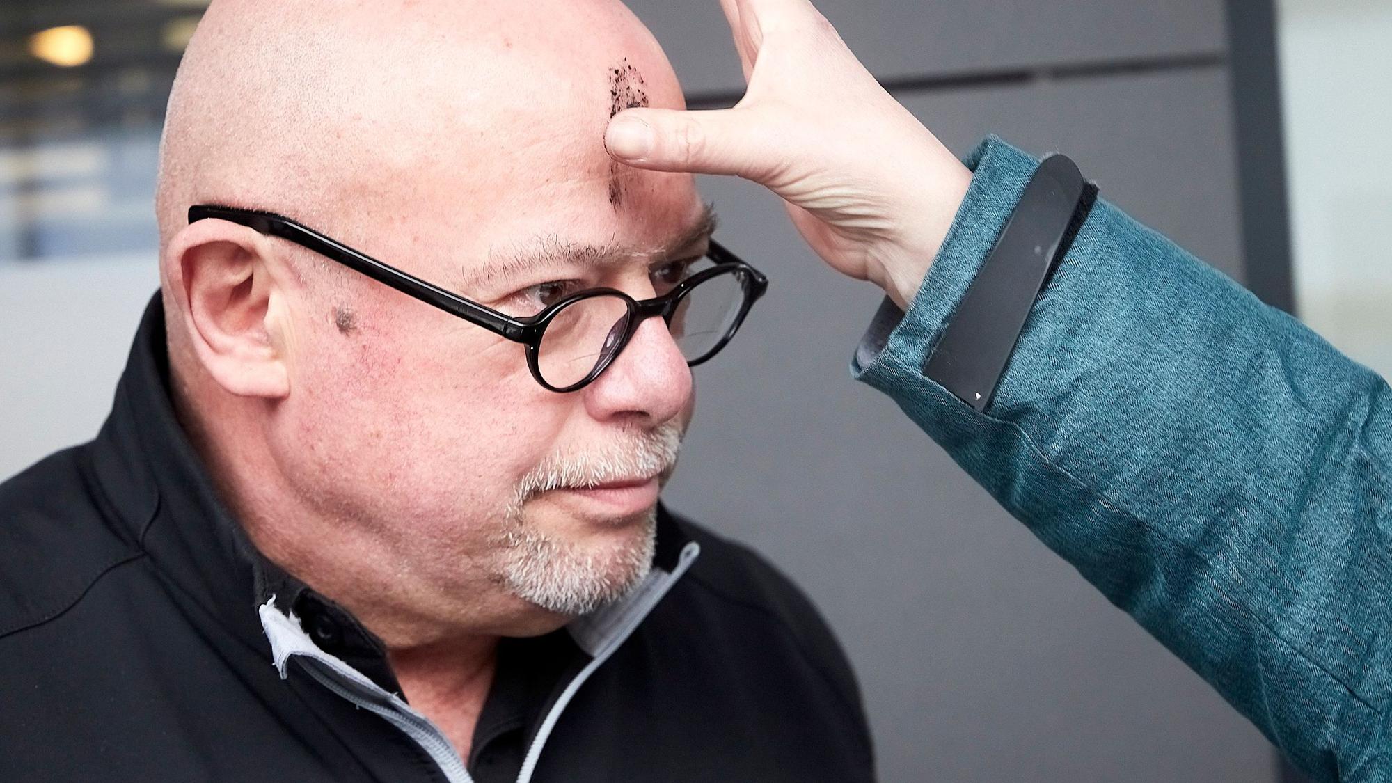 Gerd Geschwind wird das Aschenkreuz auf die Stirn aufgetragen.