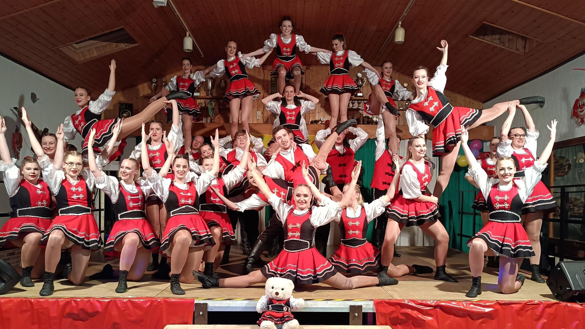 Tolle Stimmung herrschte in den Sälen dank Tanzgruppen wie den Roten Husaren aus Manheim.