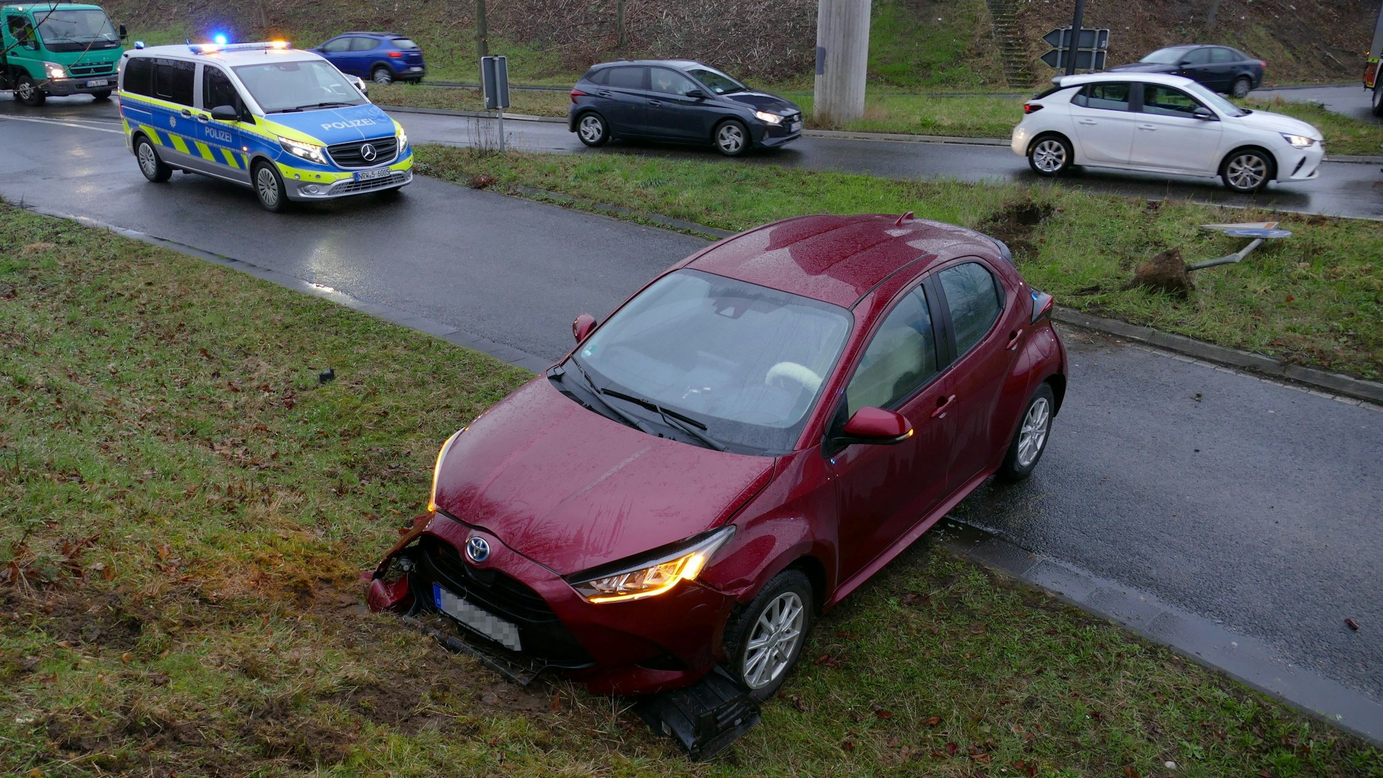 Ein Auto steht quer zur Fahrbahn.