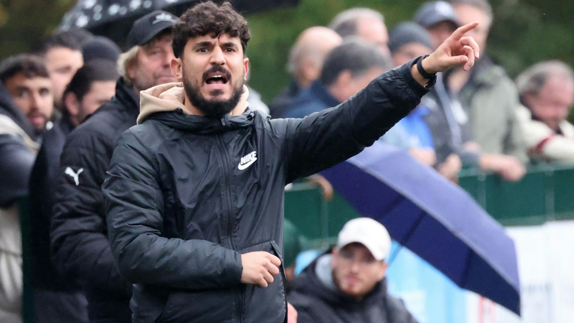 Dagdelen steht an der Seitenlinie