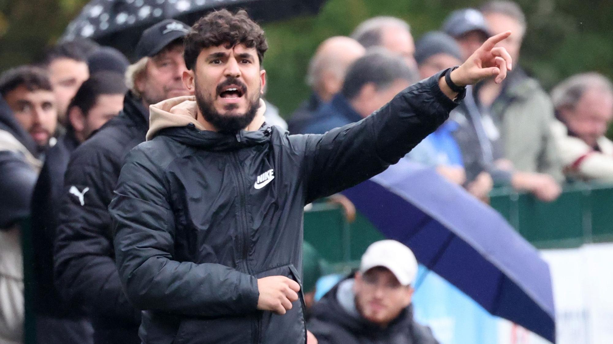 Baran Dagdelen als Trainer an der Seitenlinie