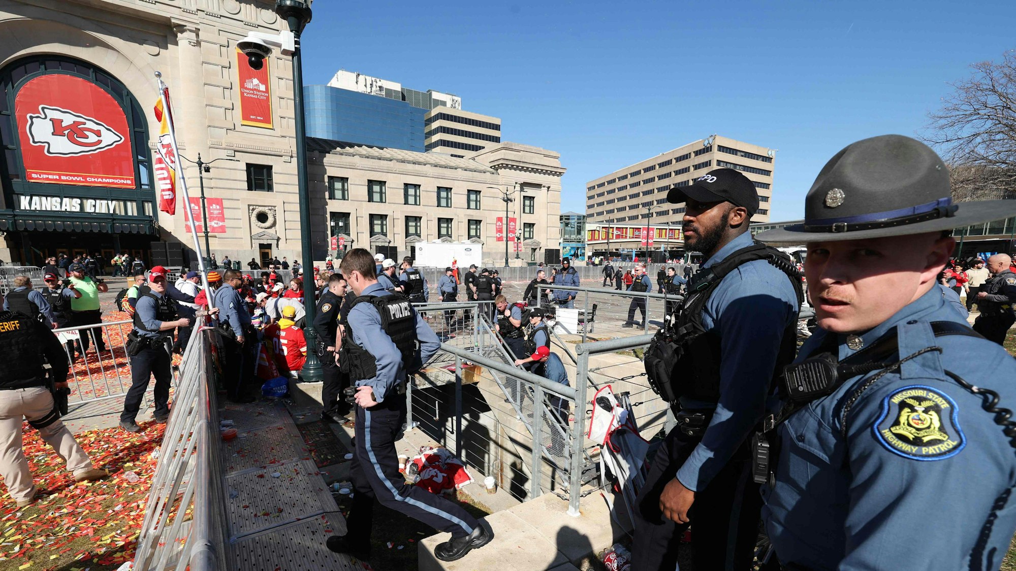KANSAS CITY, MISSOURI - FEBRUARY 14: Law enforcement responds to a shooting at Union Station during the Kansas City Chiefs Super Bowl LVIII victory parade on February 14, 2024 in Kansas City, Missouri. Several people were shot and two people were detained after a rally celebrating the Chiefs Super Bowl victory. Jamie Squire/Getty Images/AFP (Photo by JAMIE SQUIRE / GETTY IMAGES NORTH AMERICA / Getty Images via AFP)