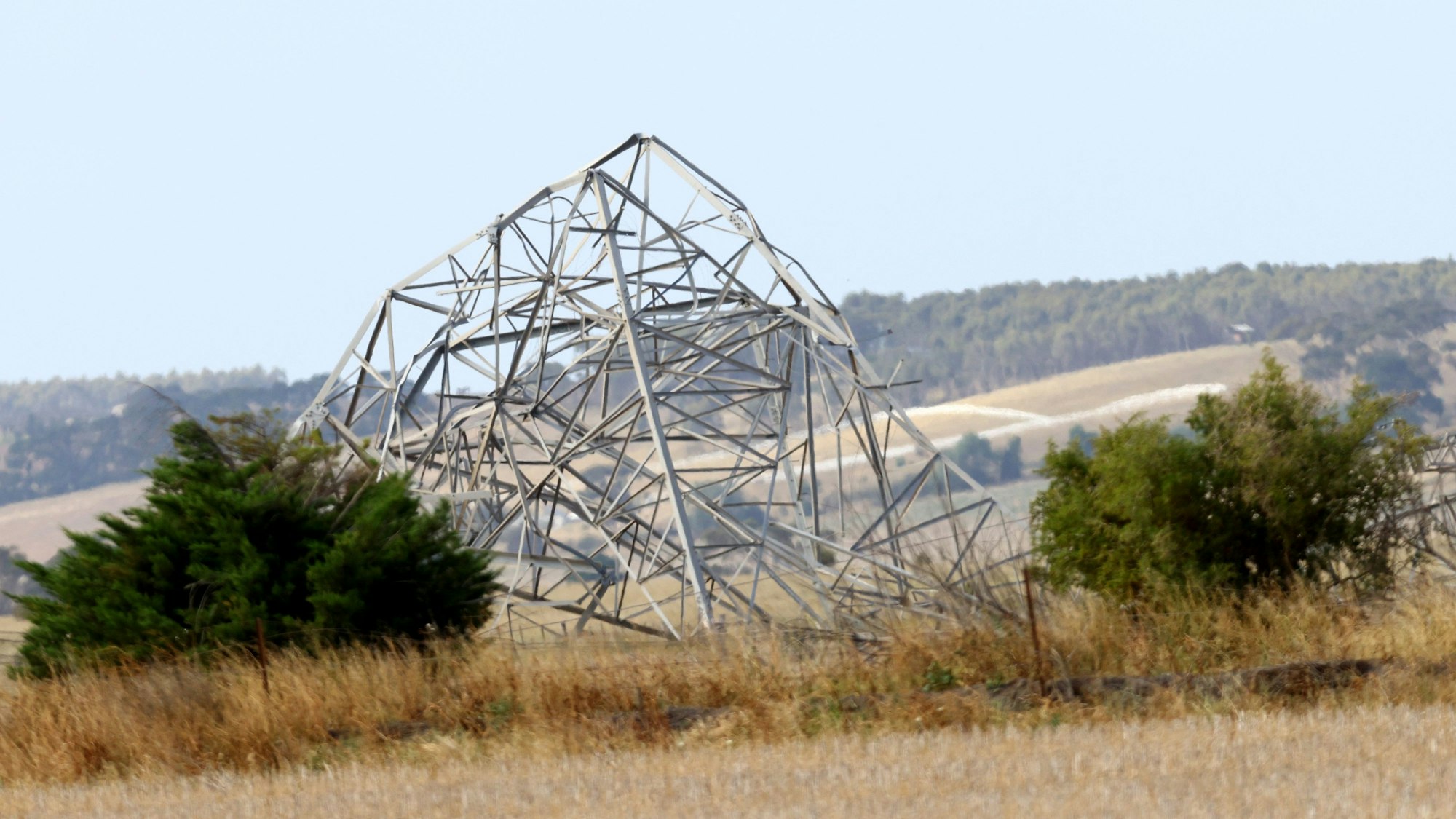 Ein beschädigter Strommast in Anakie in Melbourne.
