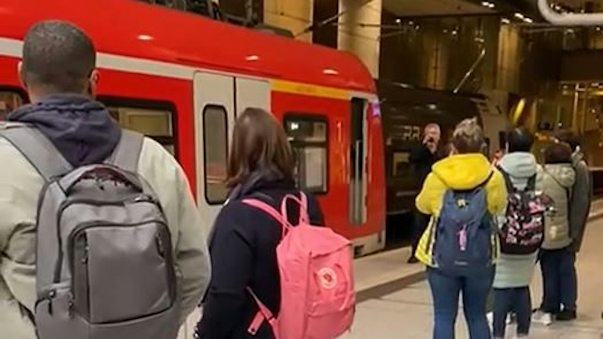Ein rührender Moment: Der Lokführer spielt auf seiner Trompete.