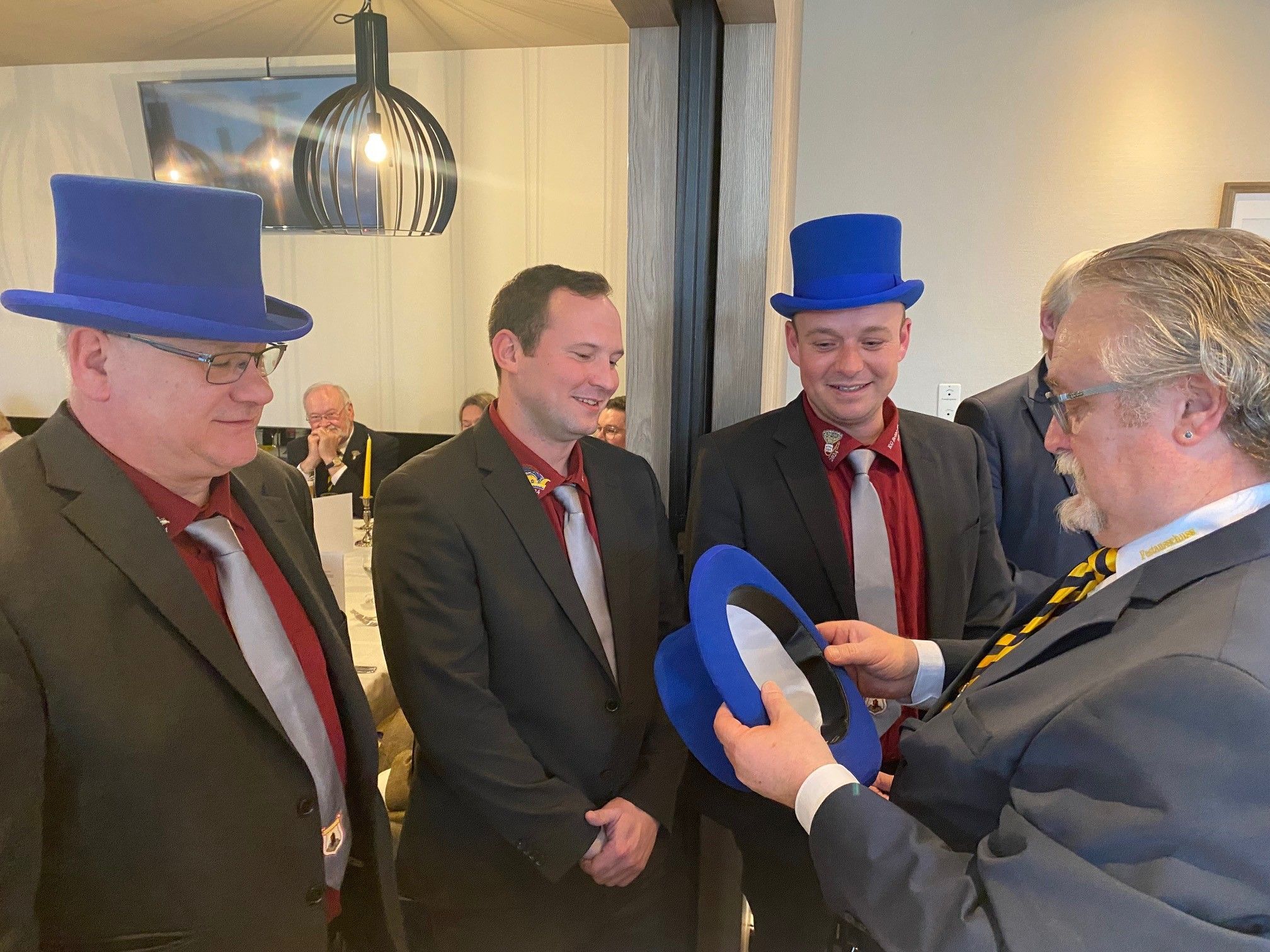 Zu sehen ist Peter Lautenschläger bei der Übergabe der blauen Zylinder.
