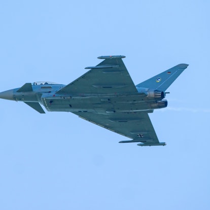 Ein Eurofighter der deutschen Luftwaffe beim Start in Neuburg an der Donau. Die Alarmrotte am Stützpunkt in Bayern war wegen eines Passagierflugzeugs alarmiert worden. (Symbolbild)