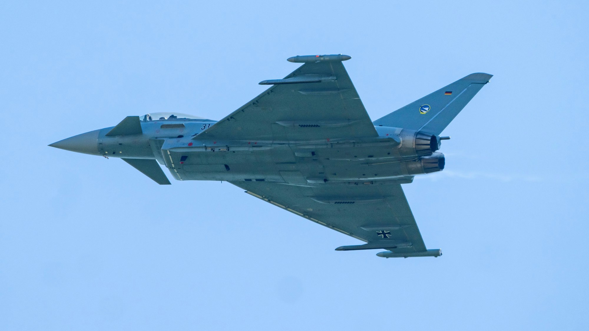 Ein Eurofighter der deutschen Luftwaffe beim Start in Neuburg an der Donau. Die Alarmrotte am Stützpunkt in Bayern war wegen eines Passagierflugzeugs alarmiert worden. (Symbolbild)