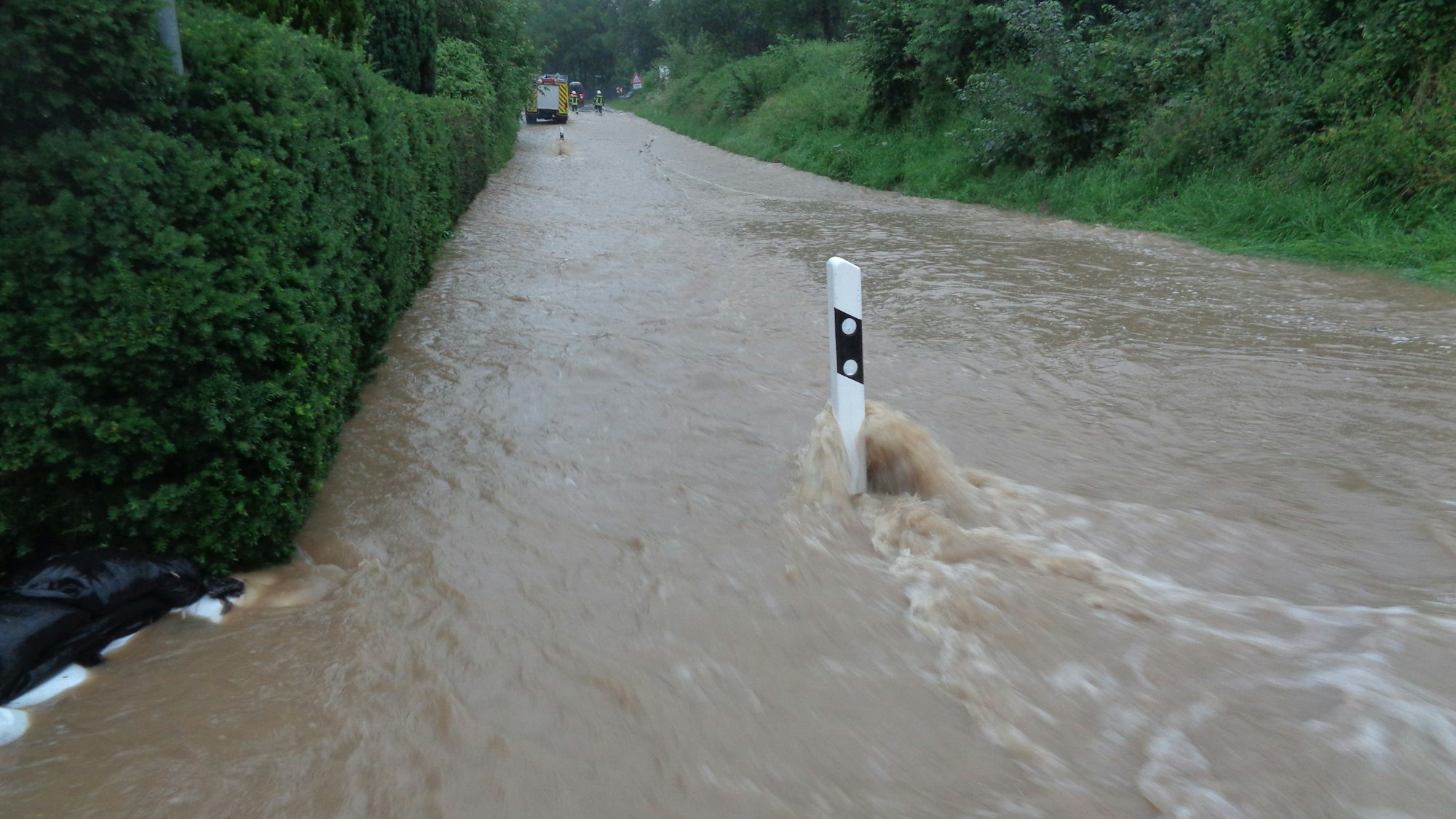 Die Kreisstraße 2 in Großhamberg am Abend des 14. Juli 2021
