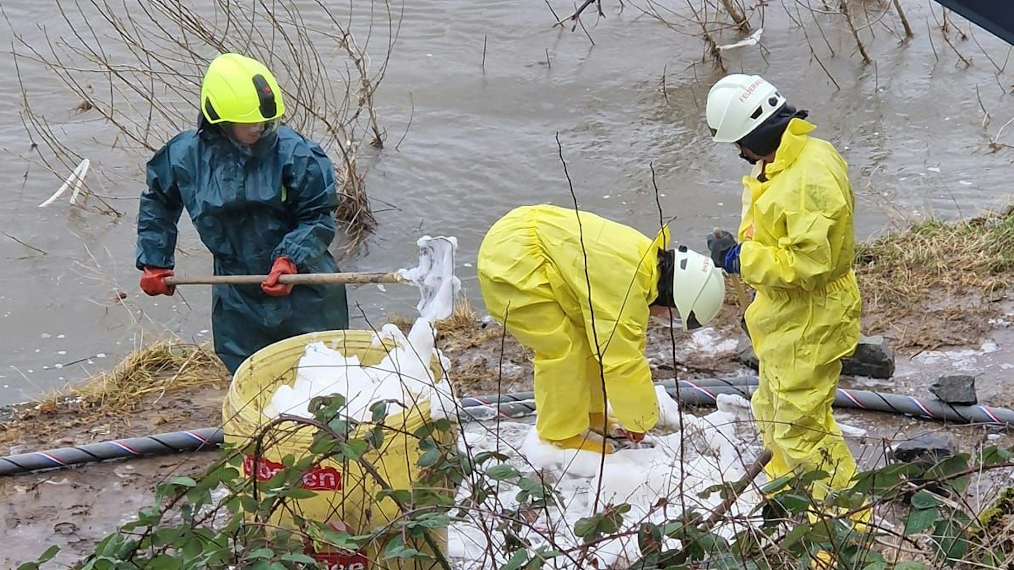 Das Bild zeigt mehrere Einsatzkräfte der Werkfeuerwehr an der Einsatzstelle.
