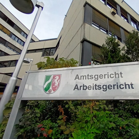 Ein Schild an der Bahnhofstraße in Siegburg weist auf das Amts- und Arbeitsgericht der Kreisstadt hin.